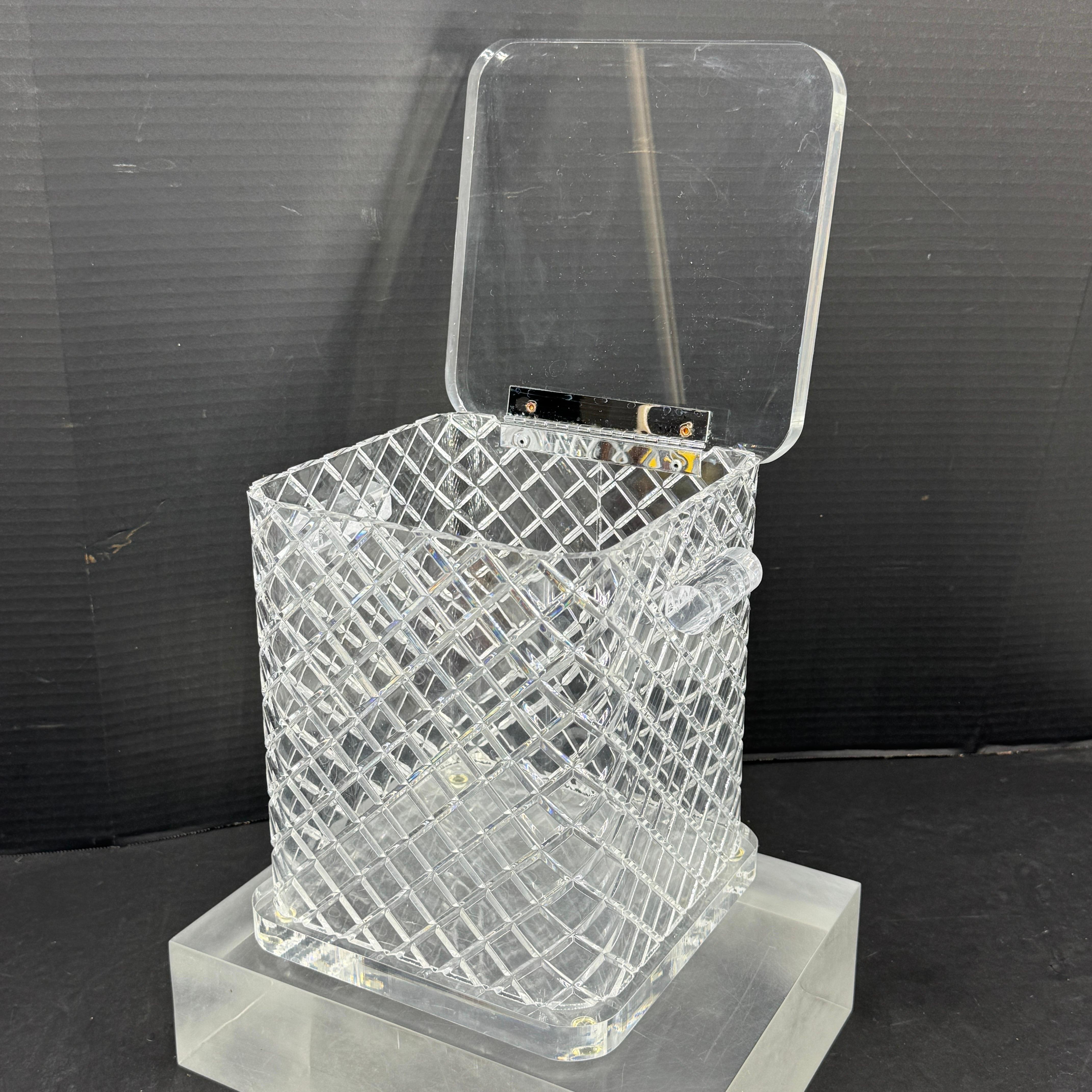 Secchiello per cubetti di ghiaccio vintage con motivo a diamante e coperchio in lucite spesso 1'... Questo pezzo è un'aggiunta essenziale a qualsiasi bar Mid-Century Madmen. 
