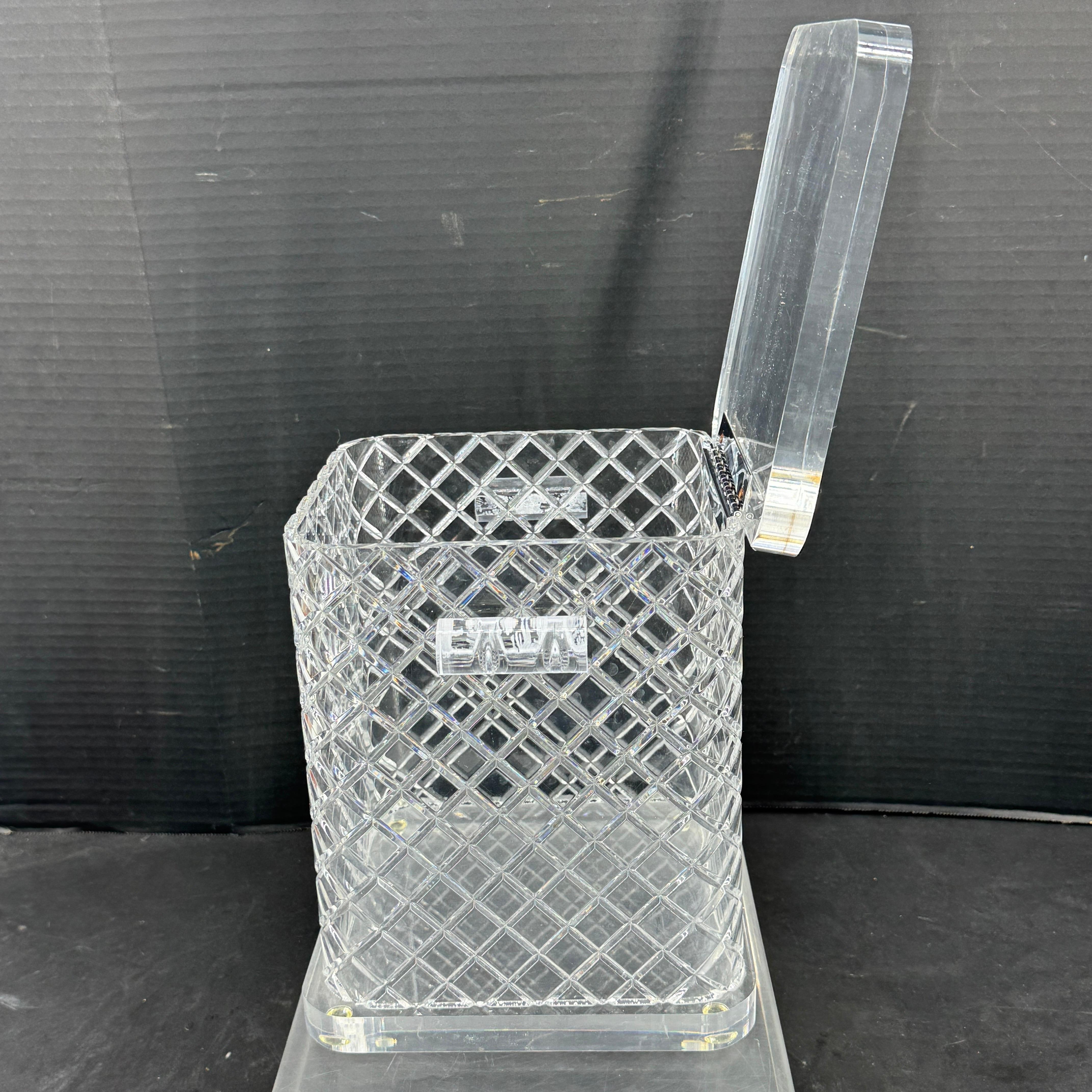 Americano Secchiello per il ghiaccio in lucite spessa di metà secolo con manici Articoli da bar in vendita