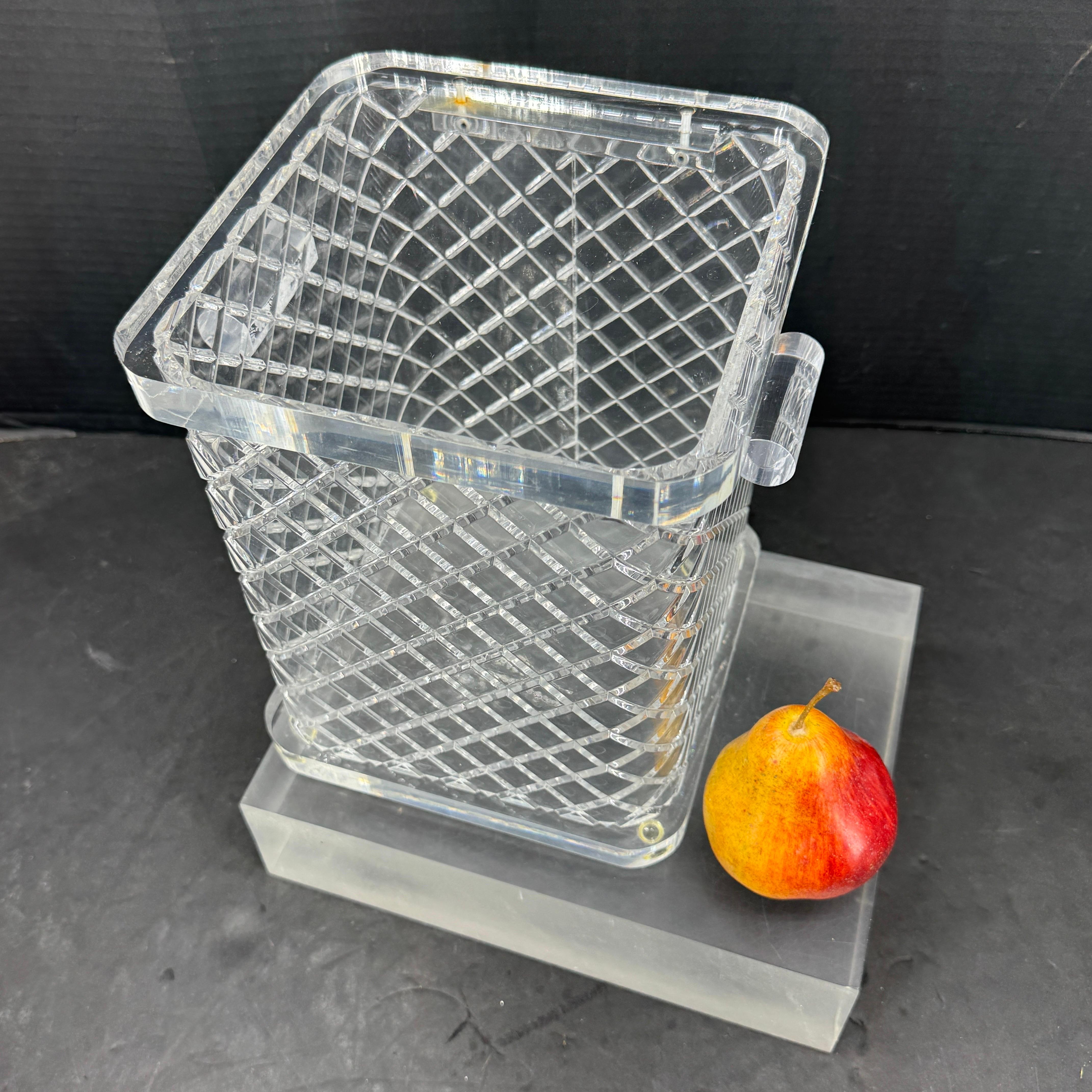 XX secolo Secchiello per il ghiaccio in lucite spessa di metà secolo con manici Articoli da bar in vendita