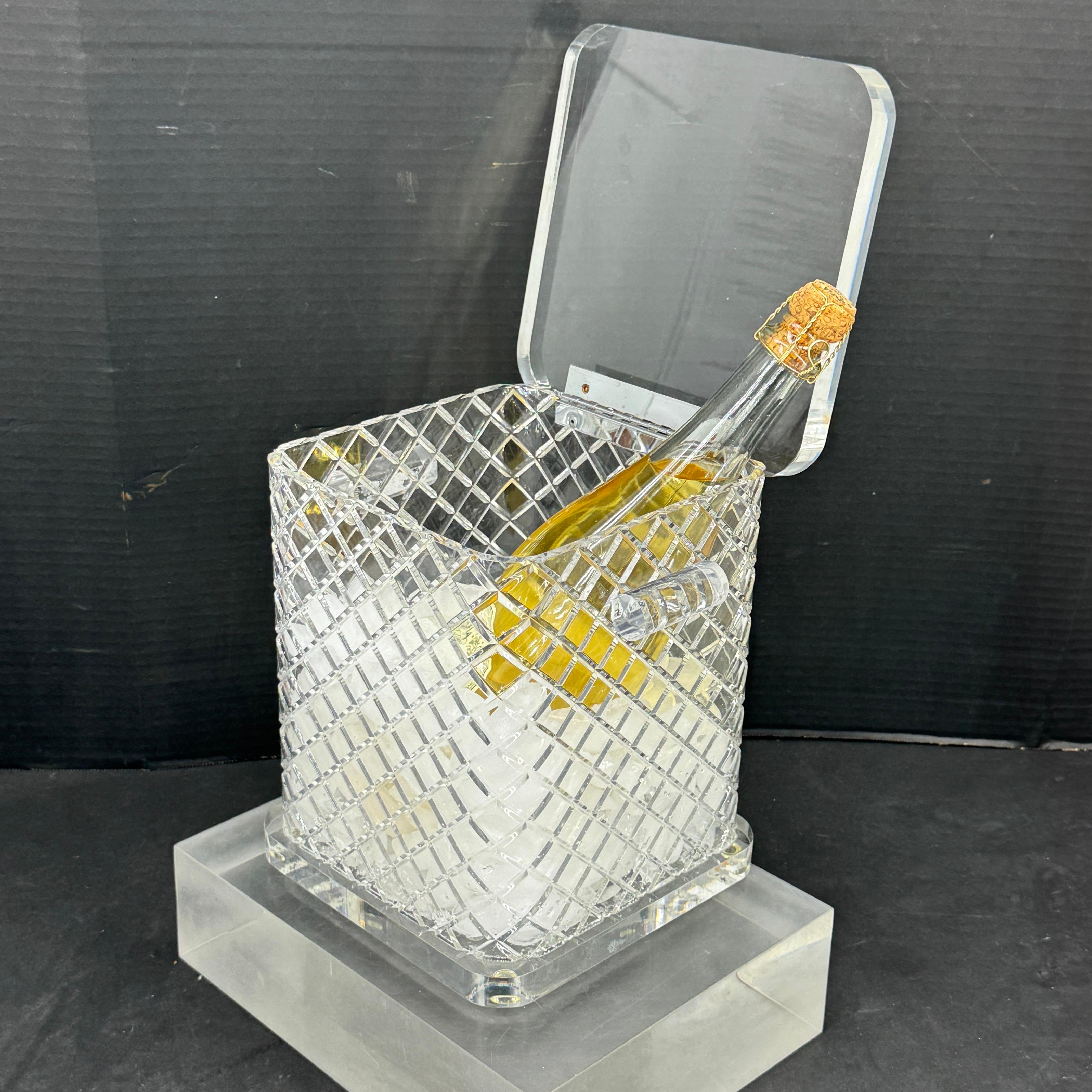 Acrilico Secchiello per il ghiaccio in lucite spessa di metà secolo con manici Articoli da bar in vendita