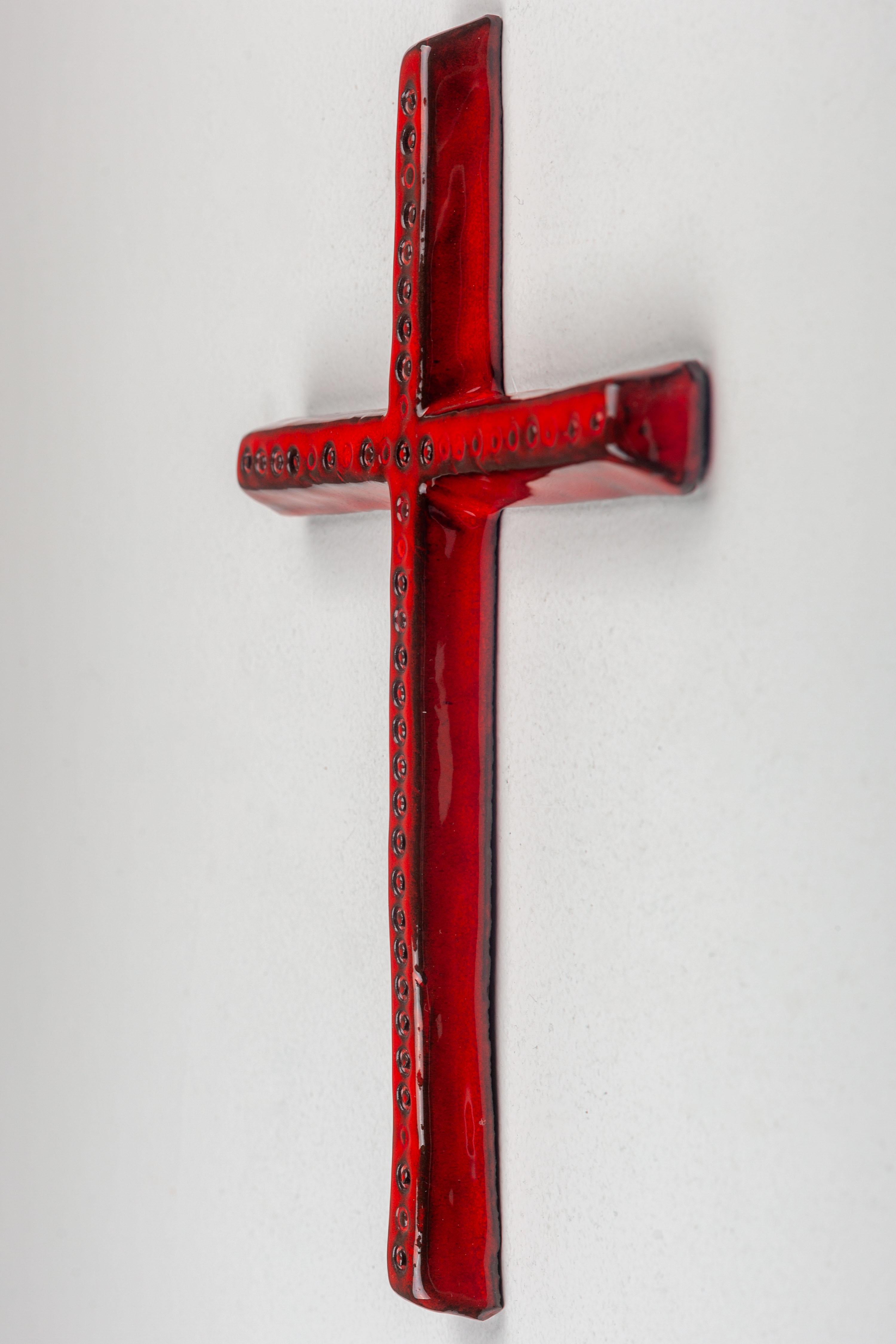 Croix murale du milieu du siècle en céramique rouge brillante avec motif de cercles en relief en vente 2