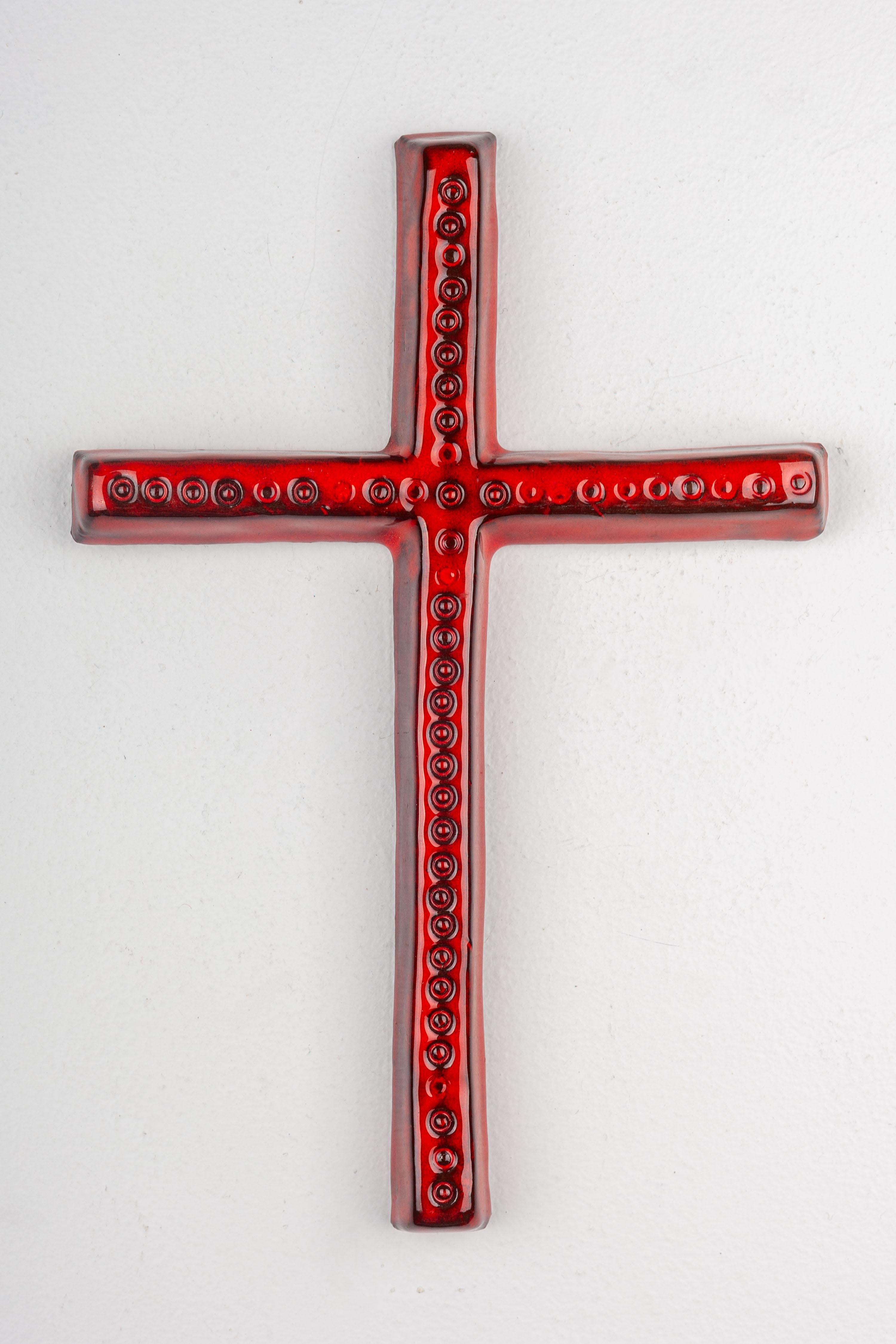 Croix murale du milieu du siècle en céramique rouge brillante avec motif de cercles en relief en vente 3