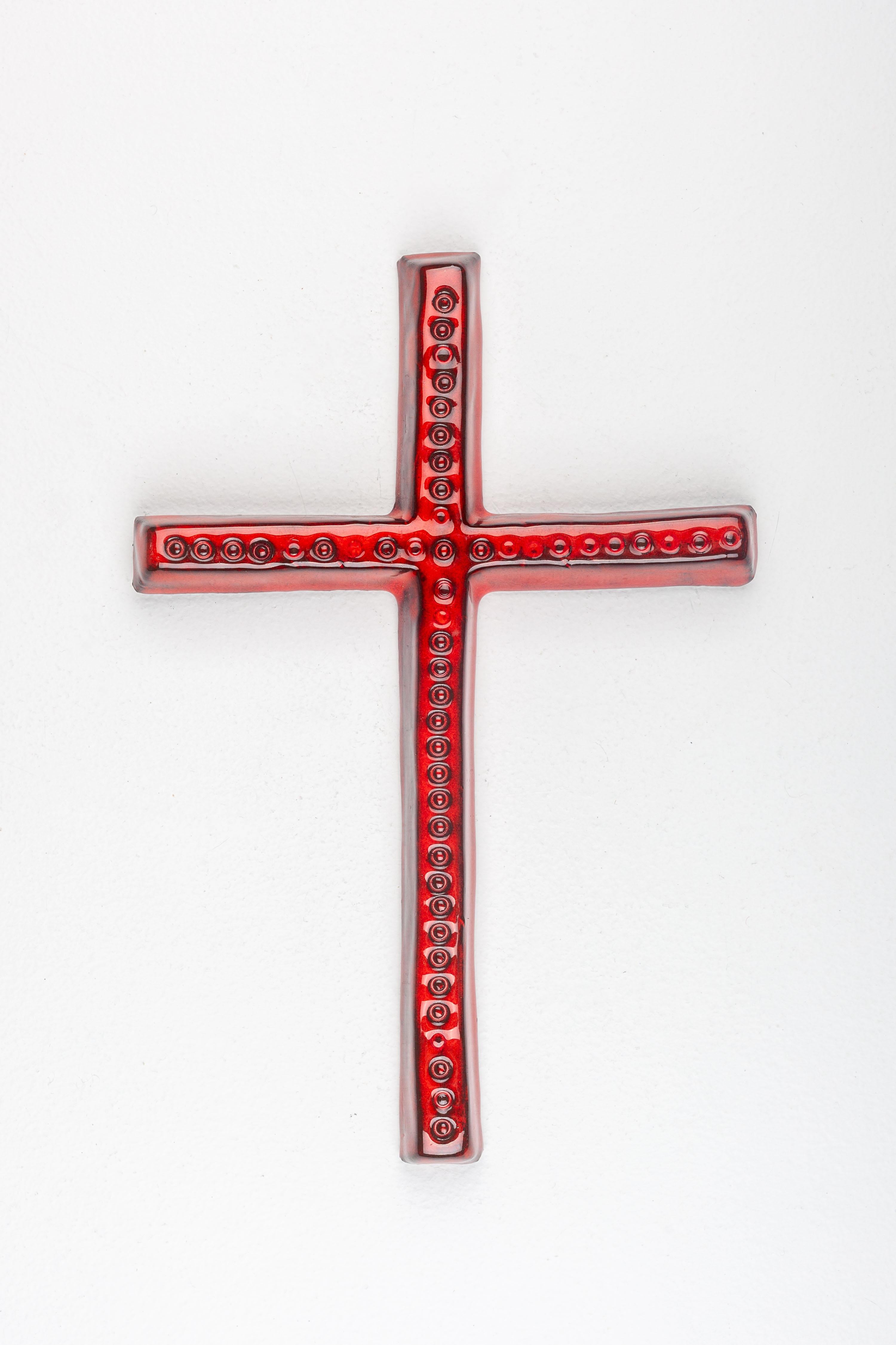 Croix murale du milieu du siècle en céramique rouge brillante avec motif de cercles en relief Bon état - En vente à Chicago, IL
