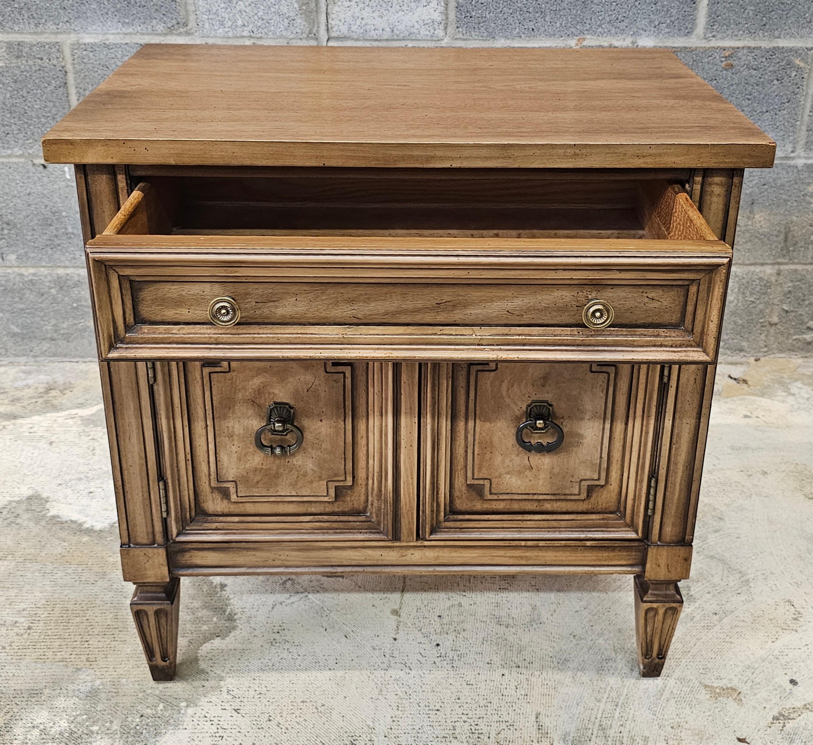 Mid Century Thomasville Italian Tuscan Style Walnut Bedside Tables, Pair For Sale 3