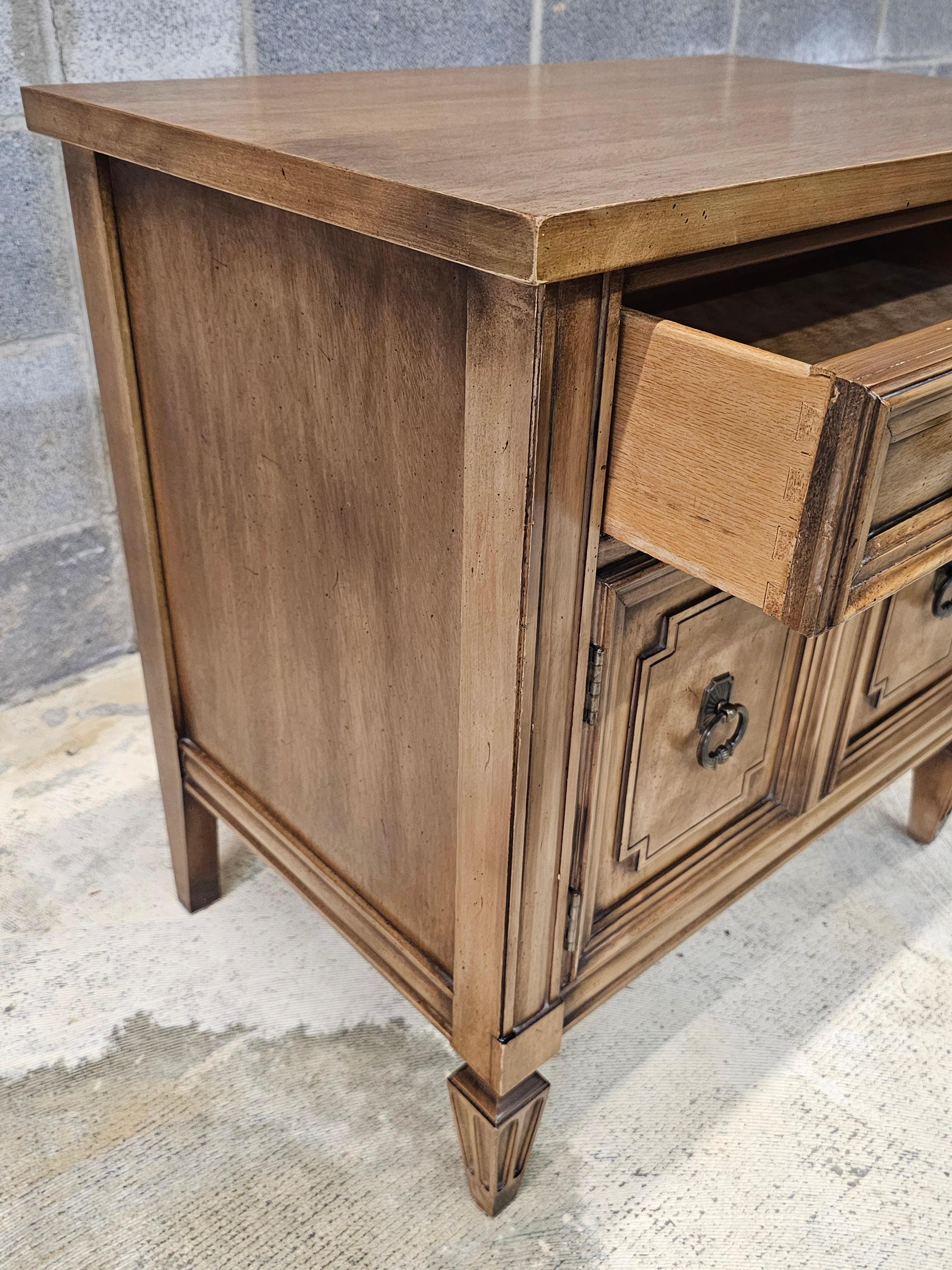 Mid Century Thomasville Italian Tuscan Style Walnut Bedside Tables, Pair For Sale 4