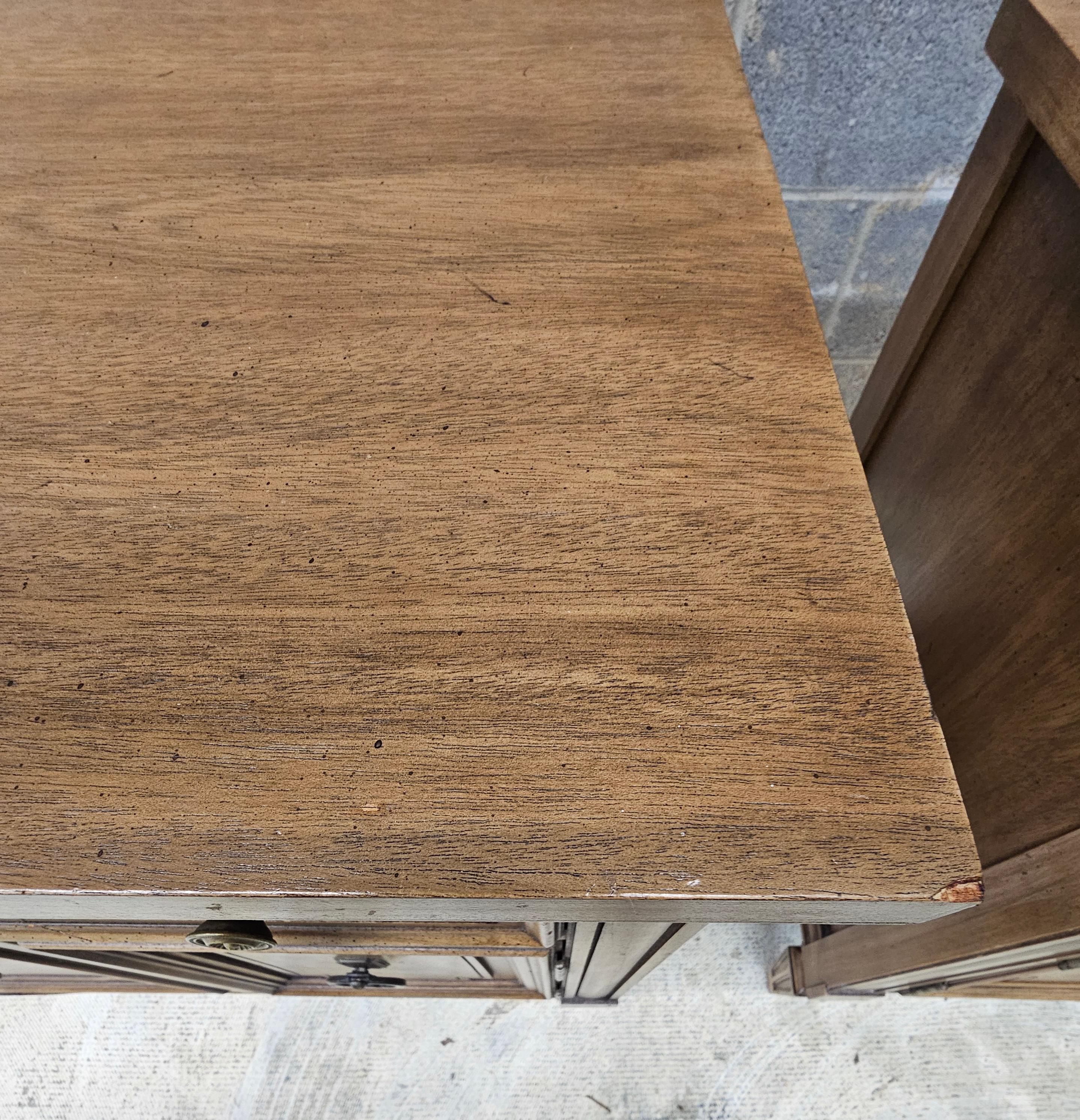 Mid Century Thomasville Italian Tuscan Style Walnut Bedside Tables, Pair For Sale 6
