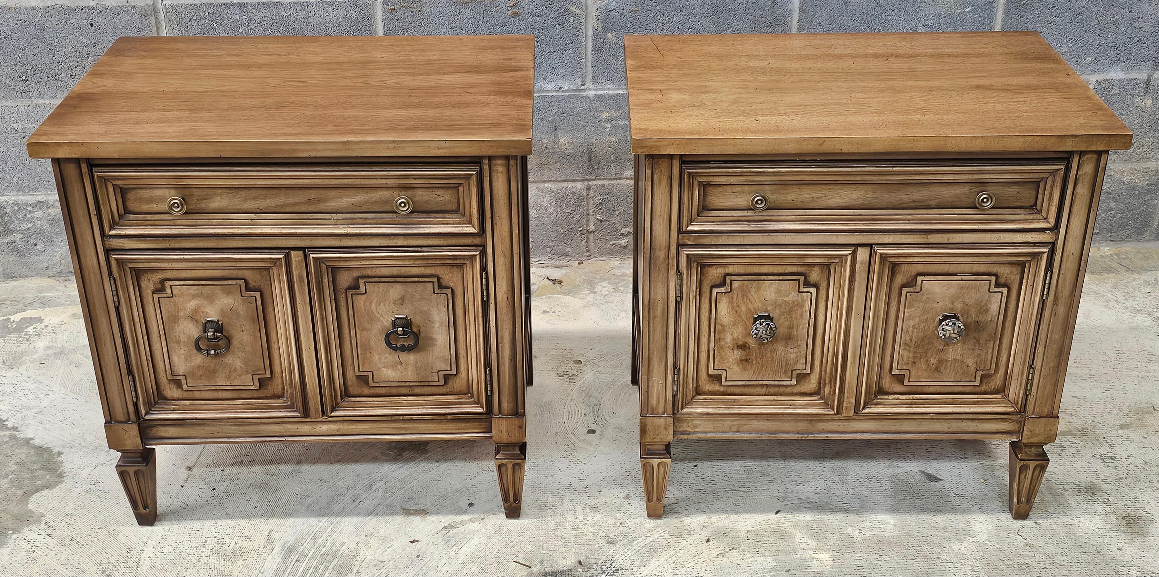 A pair of Mid-Century Thomasville Italian Tuscan Style Walnut Bedside Tables by Thomavilles Furniture. 
Measures 26