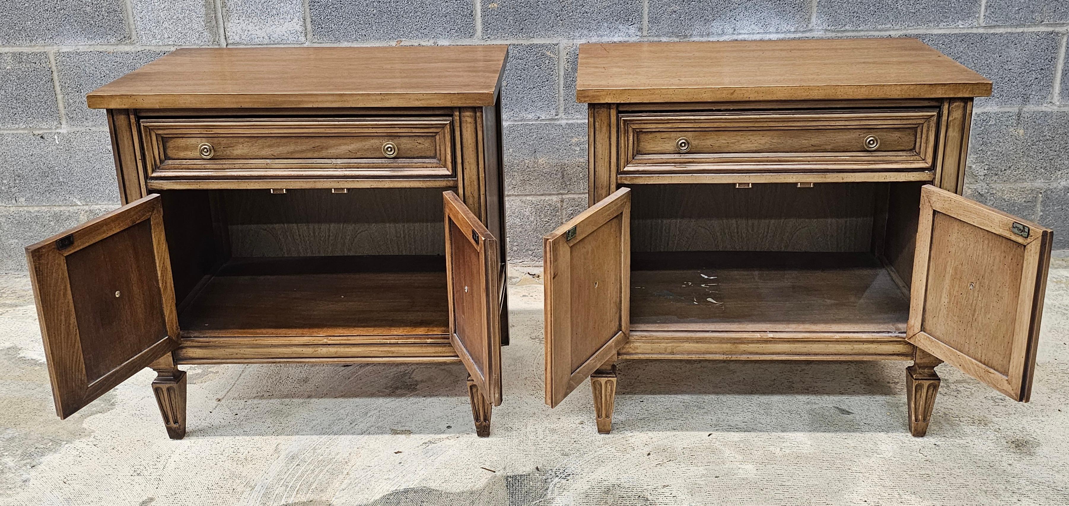 American Mid Century Thomasville Italian Tuscan Style Walnut Bedside Tables, Pair For Sale
