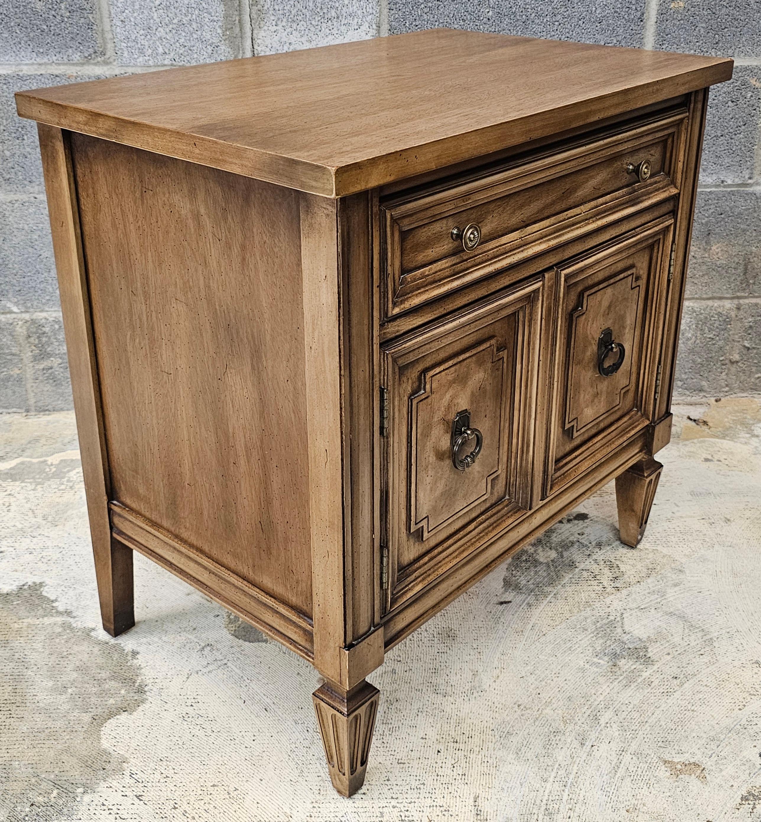 Wood Mid Century Thomasville Italian Tuscan Style Walnut Bedside Tables, Pair For Sale