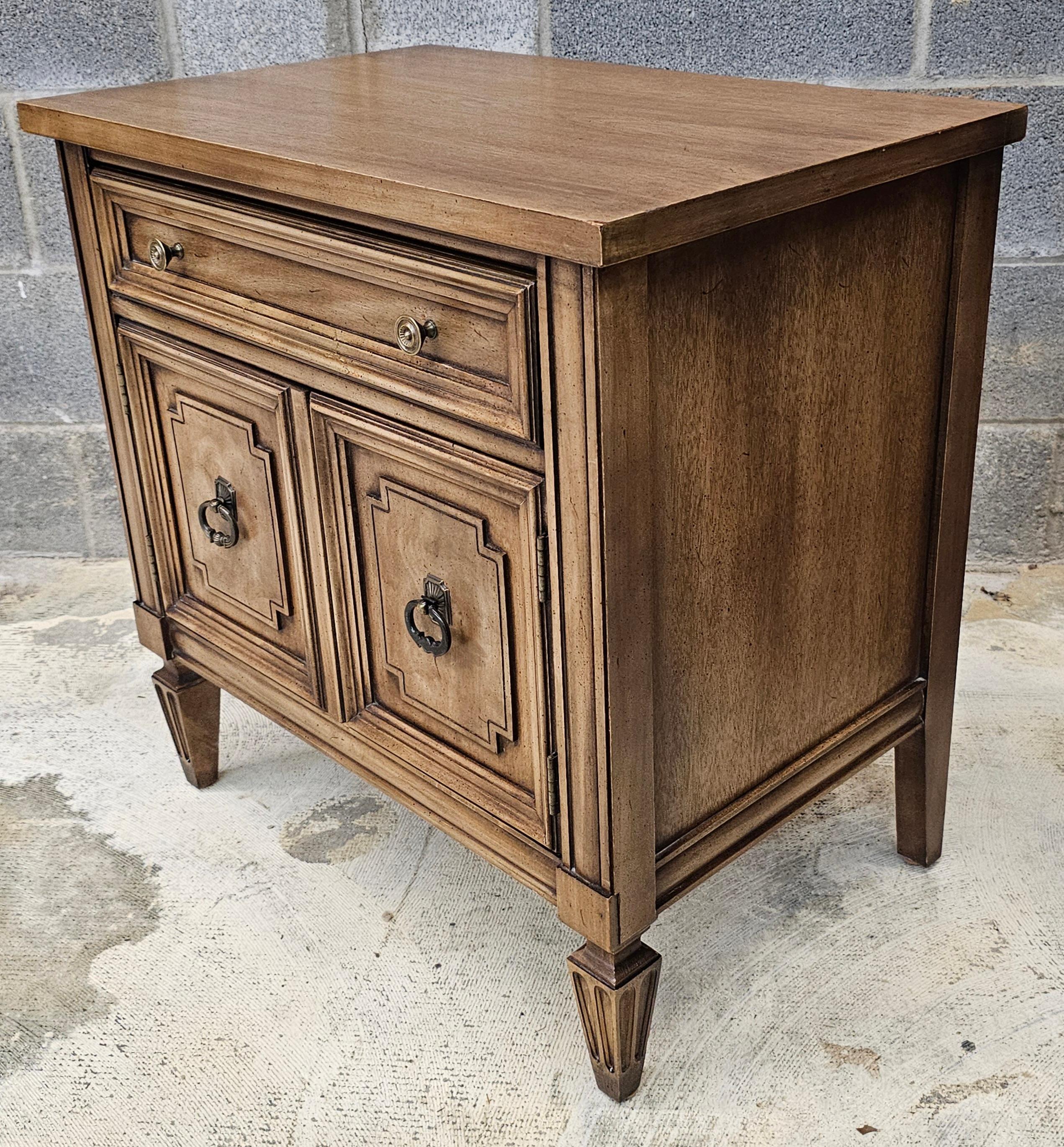 Mid Century Thomasville Italian Tuscan Style Walnut Bedside Tables, Pair For Sale 1