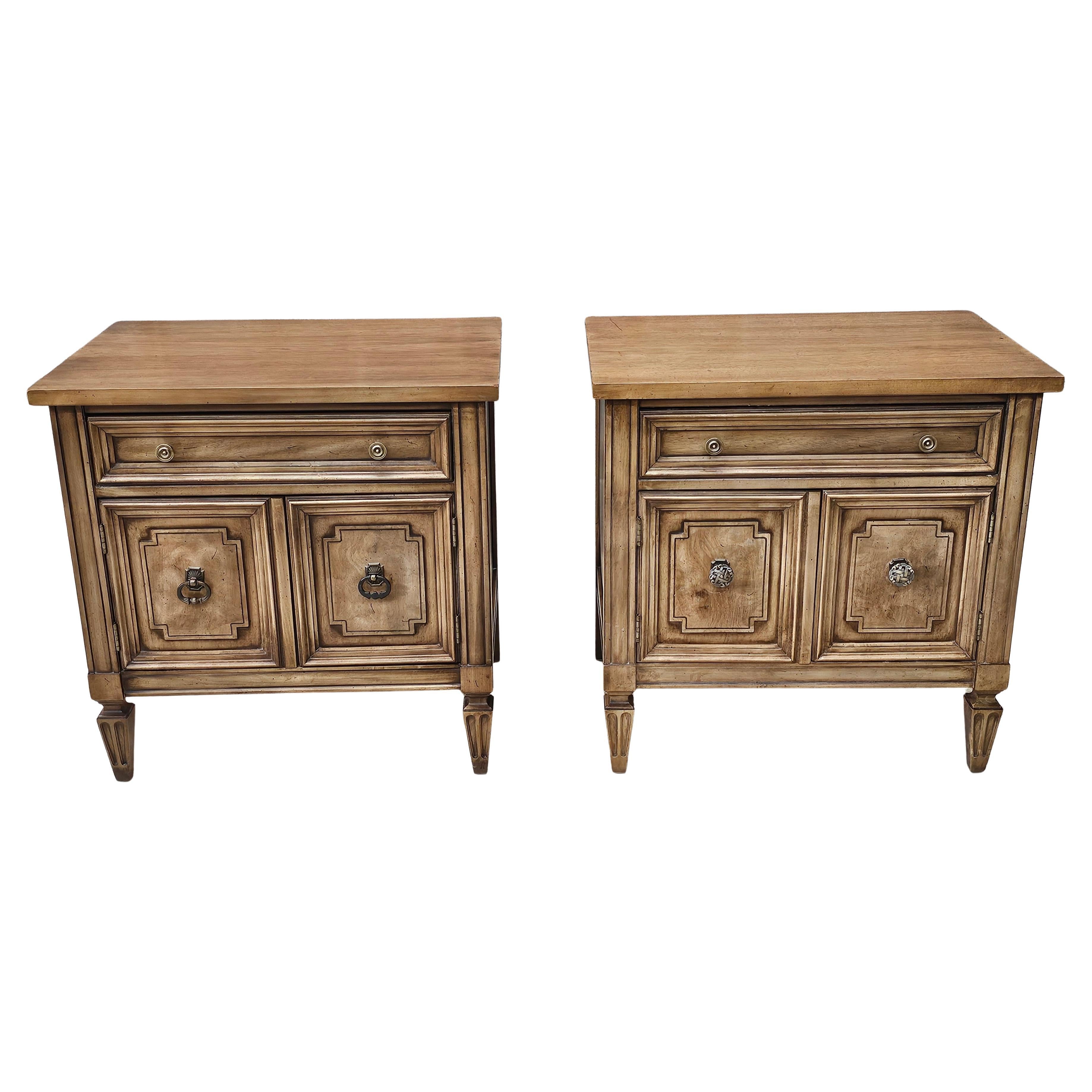 Mid Century Thomasville Italienisch Toskanischen Stil Nussbaum Nachttische, Paar