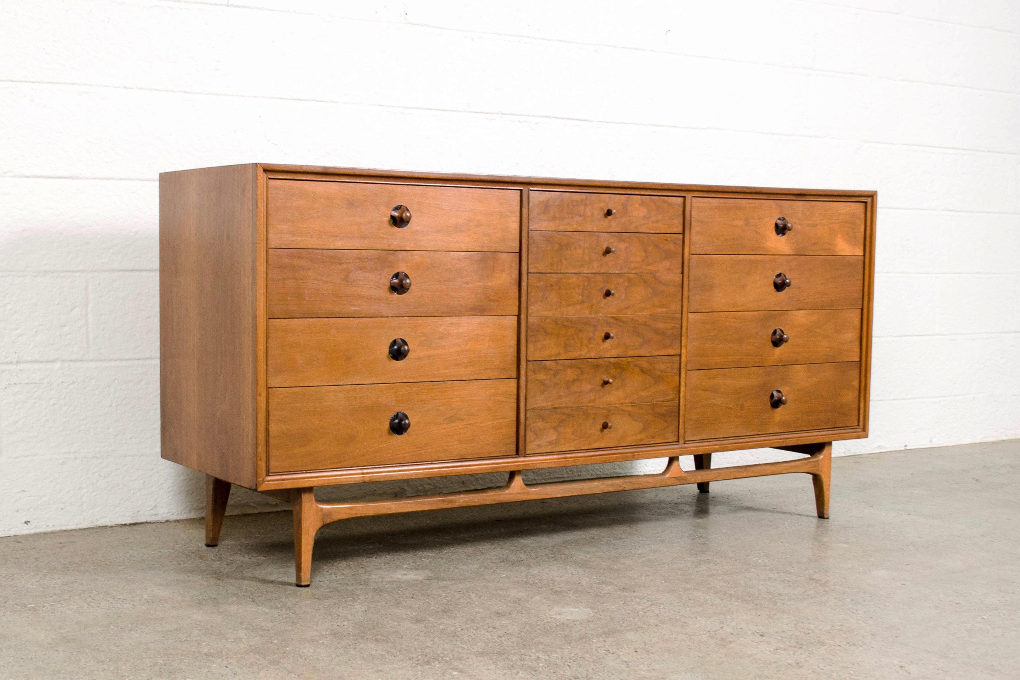 • Exceptional vintage midcentury Thomasville Motif 12-drawer walnut lowboy dresser from 1959.
• Classic Mid-Century Modern styling with clean, elegant lines.
• Well crafted from walnut with gorgeous natural wood grain.
• Distinctive 12-drawer