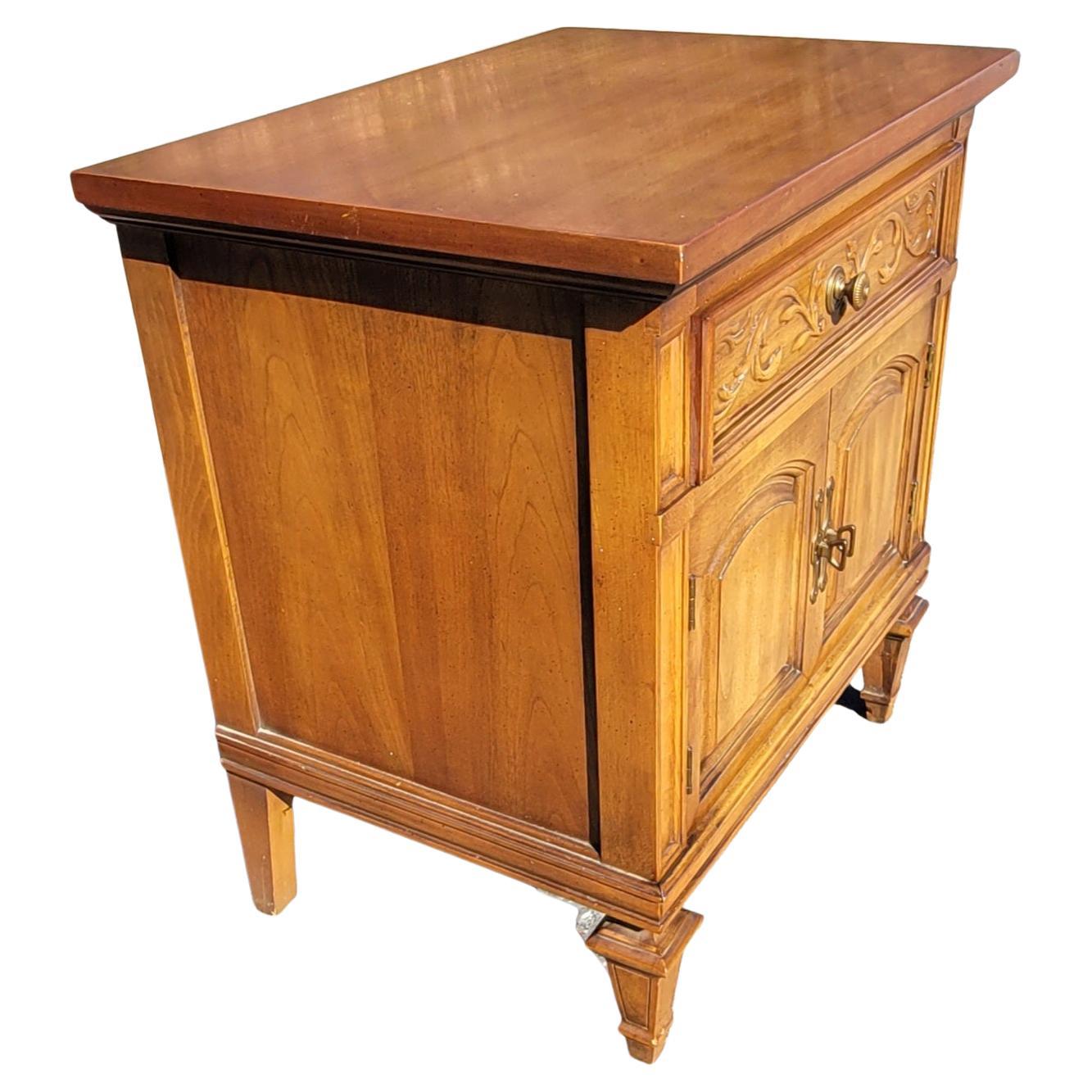 American Mid-Century Thomasville Neoclassical French Style Fruitwood Bedside Tables For Sale