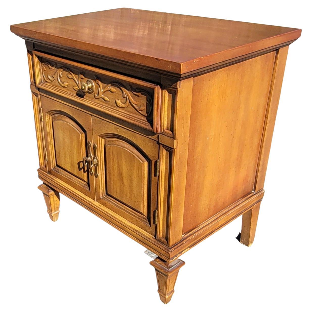 Woodwork Mid-Century Thomasville Neoclassical French Style Fruitwood Bedside Tables For Sale