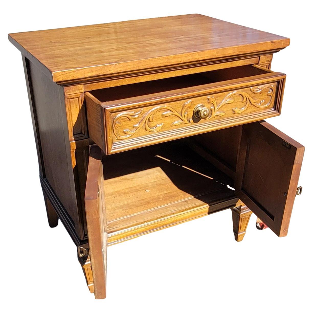Woodwork Mid-Century Thomasville Neoclassical French Style Fruitwood Bedside Tables For Sale