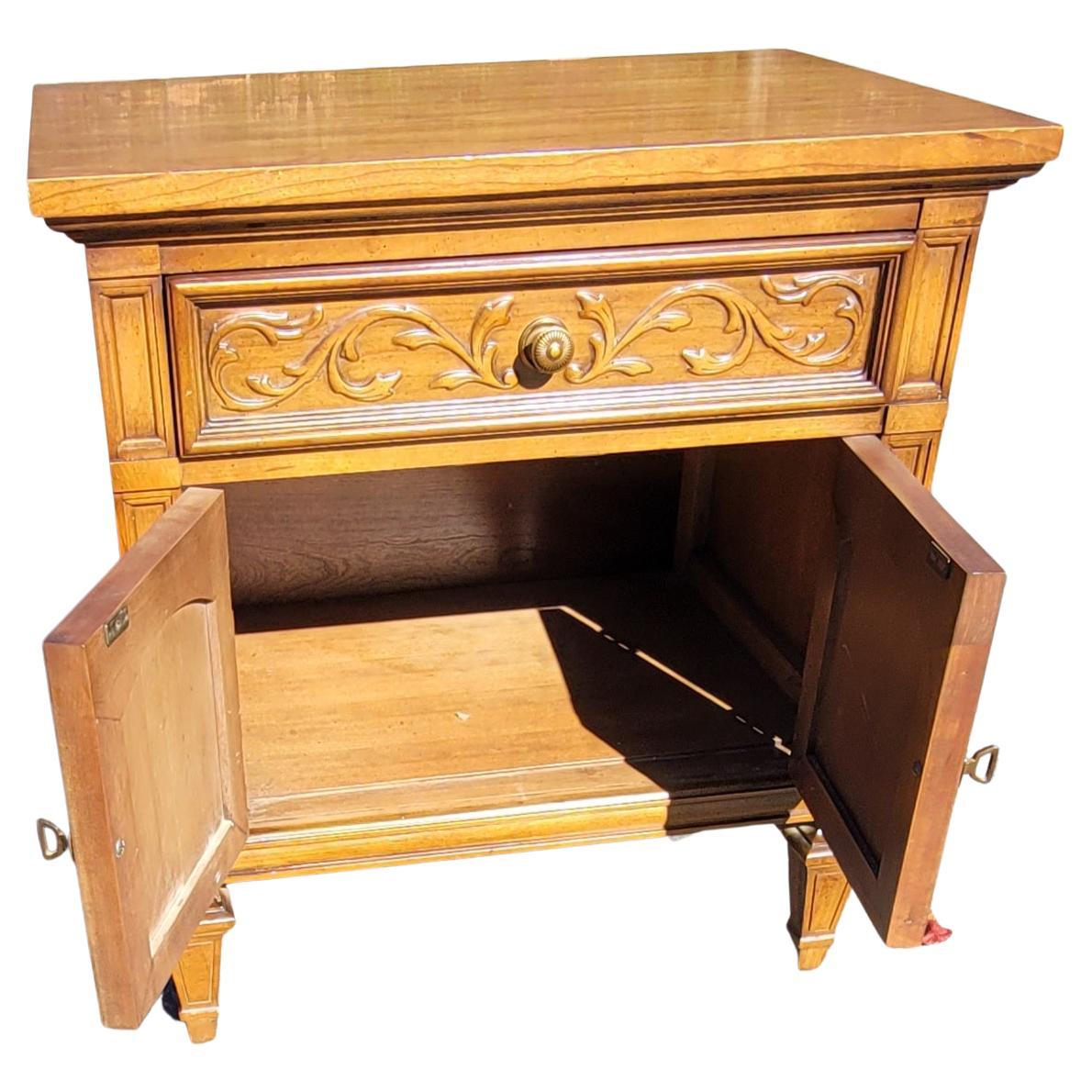 Woodwork Mid-Century Thomasville Neoclassical French Style Fruitwood Bedside Tables For Sale