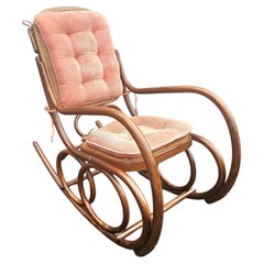 Rocker du milieu du siècle Thonet n° 10 en bois cintré et canne avec coussins en velours damas rose