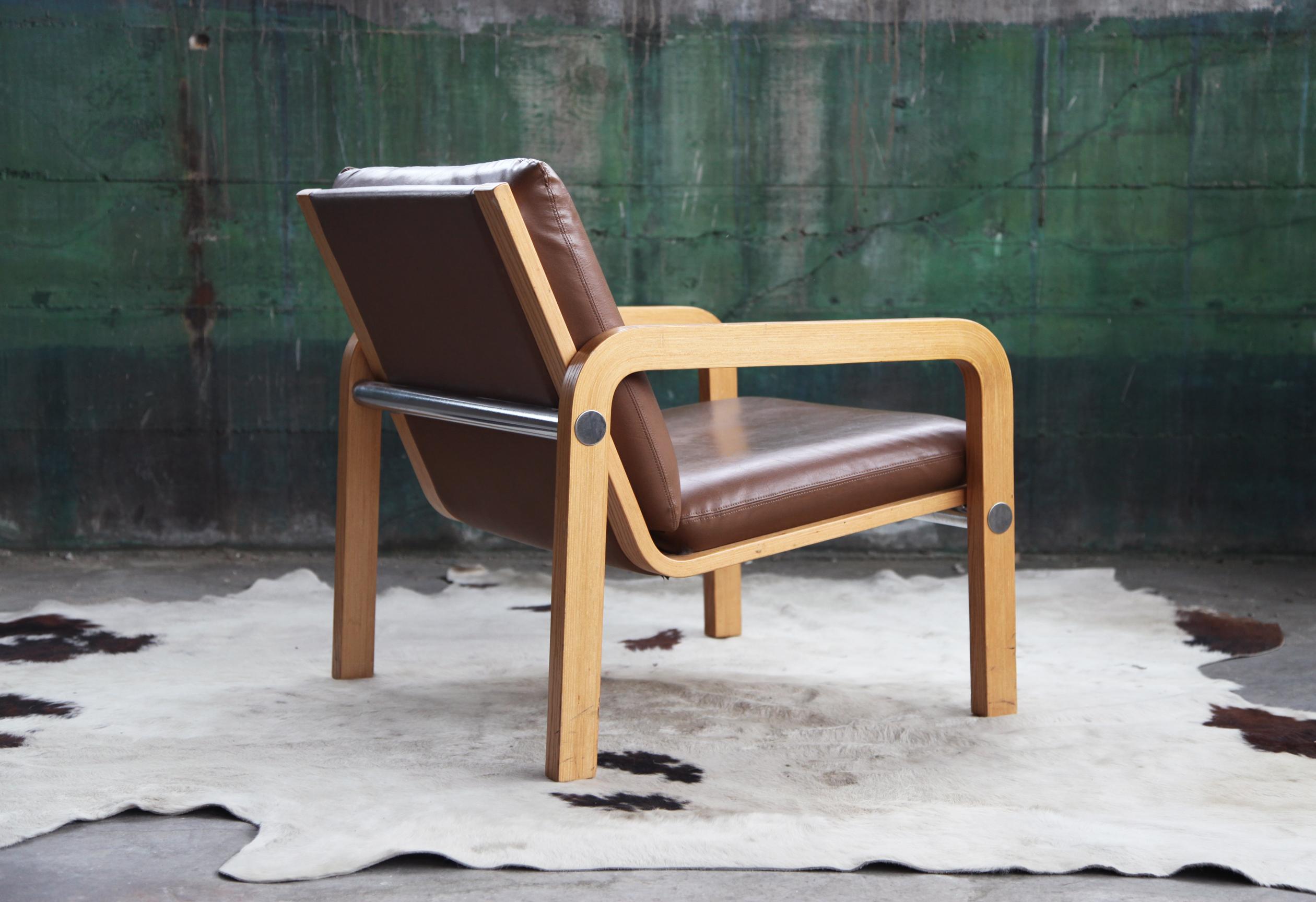 Zu verkaufen ist hier eine seltene atemberaubende Lounge / Seite / Akzent Bugholz Stuhl von THONET gemacht.

Der Stuhl ist ein Stuhl aus der Mitte des Jahrhunderts, mit raffiniertem Charakter, hochwertiger Handwerkskunst und einzigartigen