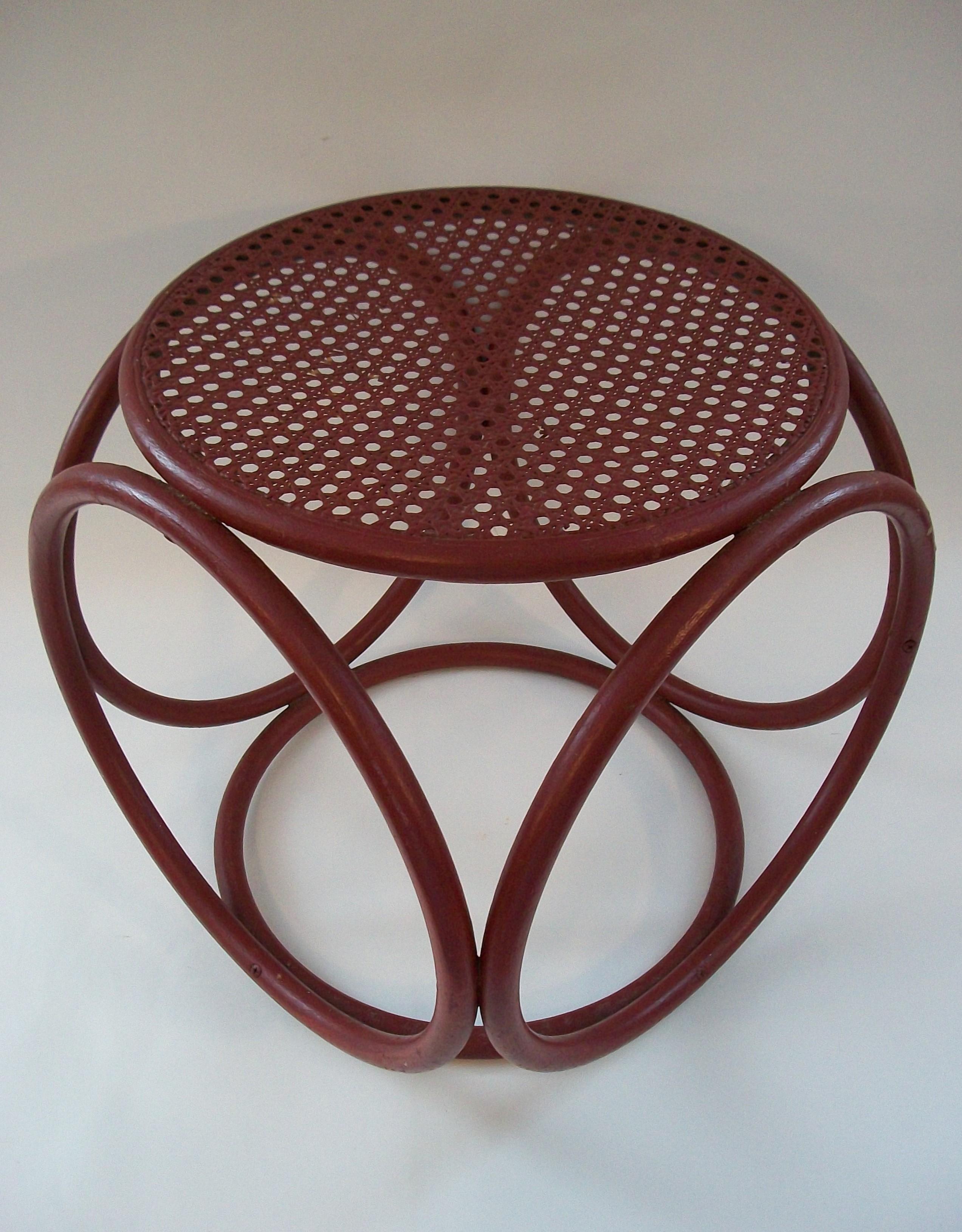 Bugholzhocker oder Beistelltisch im Thonet-Stil aus der Mitte des Jahrhunderts - mit einem Sitz / einer Platte aus Rohrgeflecht - Europa - ca. 1950er Jahre.

Hervorragender Vintage-Zustand - strukturell solide - rot lackiert über ursprünglicher
