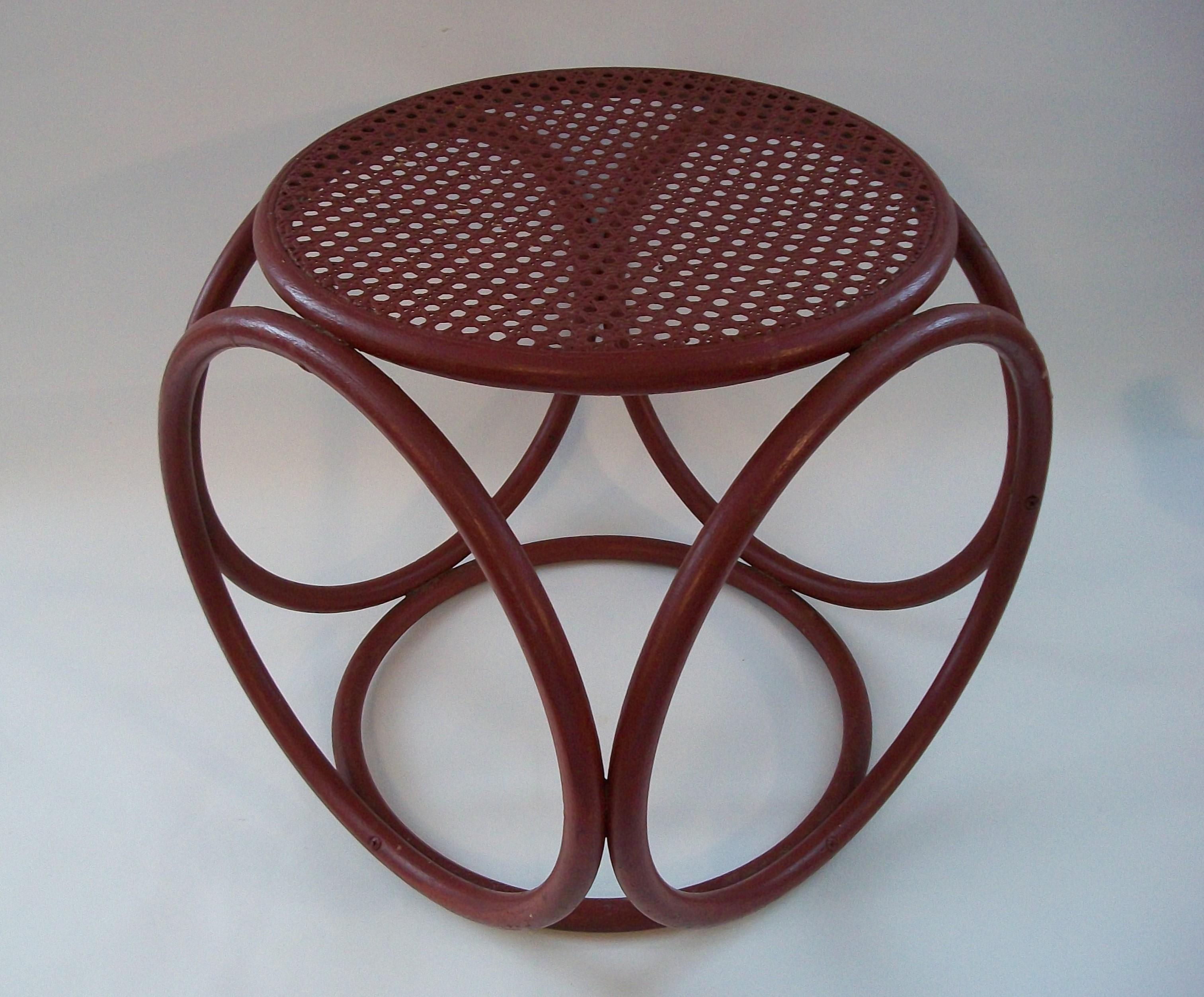 Mid Century Thonet Style Bentwood Hocker / Tisch - Original Cane - Circa 1950's (Moderne der Mitte des Jahrhunderts) im Angebot