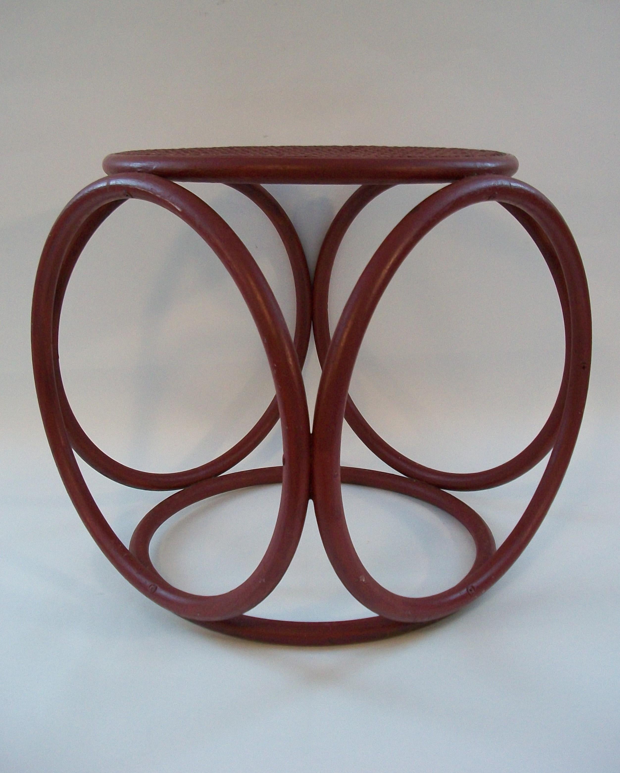 Mid Century Thonet Style Bentwood Hocker / Tisch - Original Cane - Circa 1950's (Europäisch) im Angebot