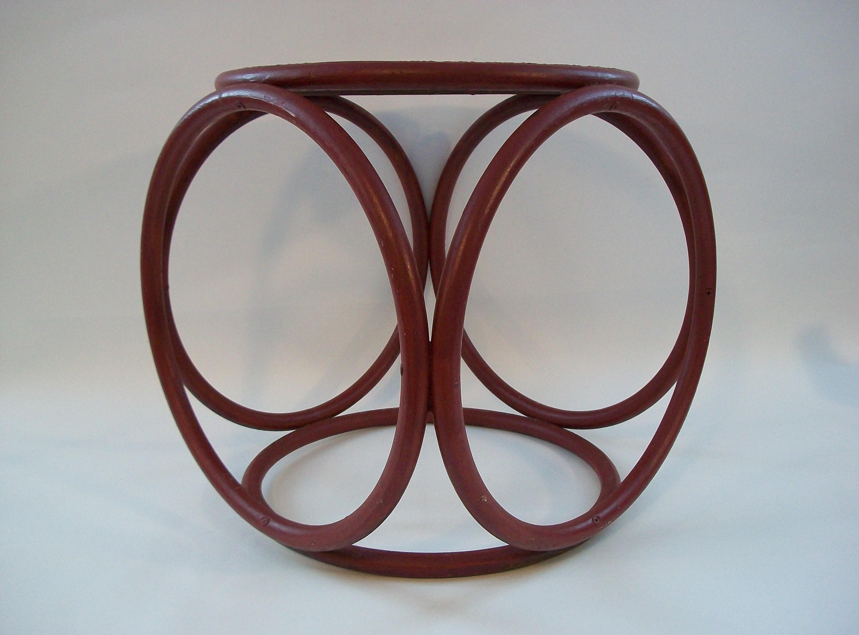 Mid Century Thonet Style Bentwood Hocker / Tisch - Original Cane - Circa 1950's (Handgefertigt) im Angebot