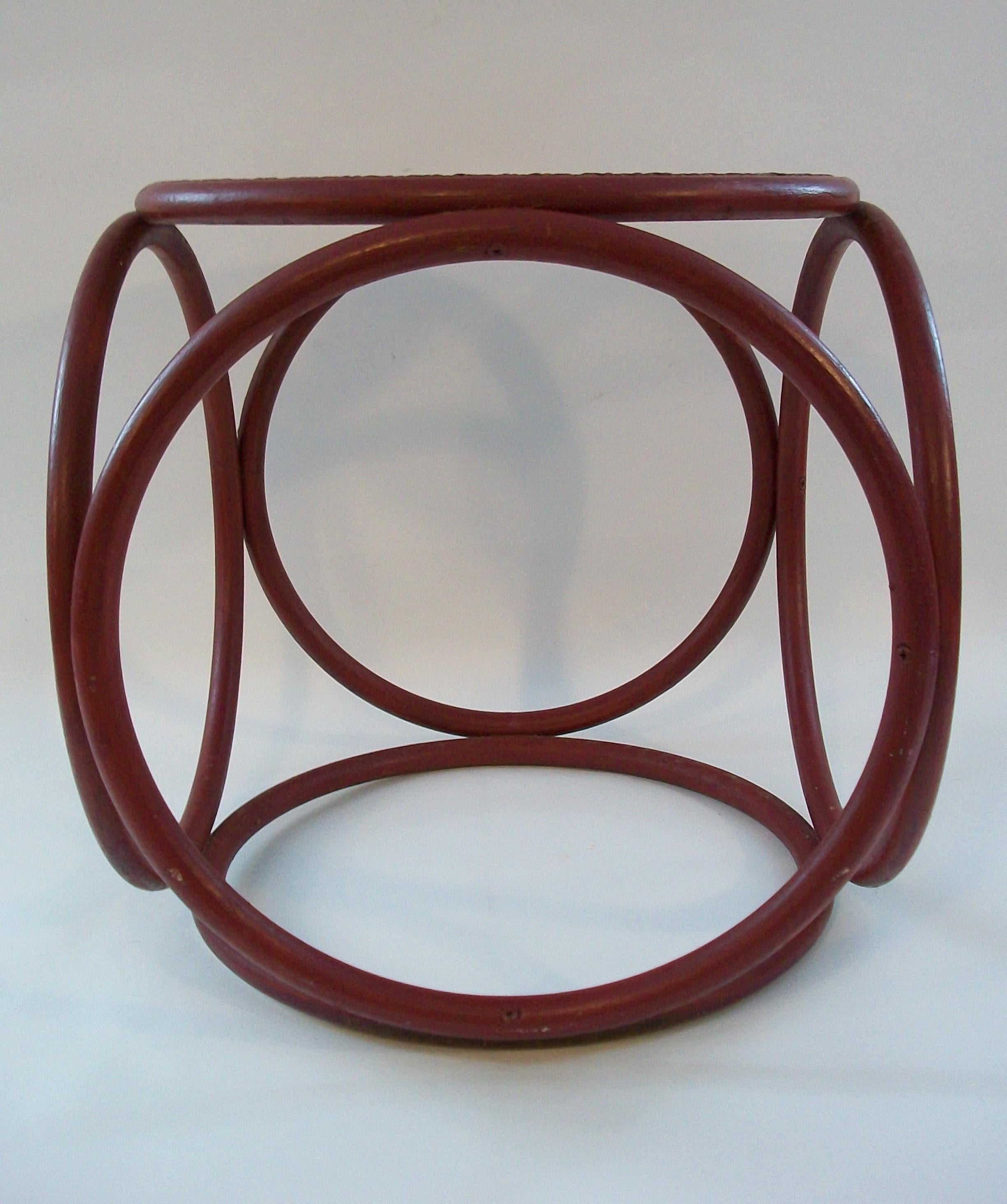 Mid Century Thonet Style Bentwood Hocker / Tisch - Original Cane - Circa 1950's im Zustand „Gut“ im Angebot in Chatham, ON