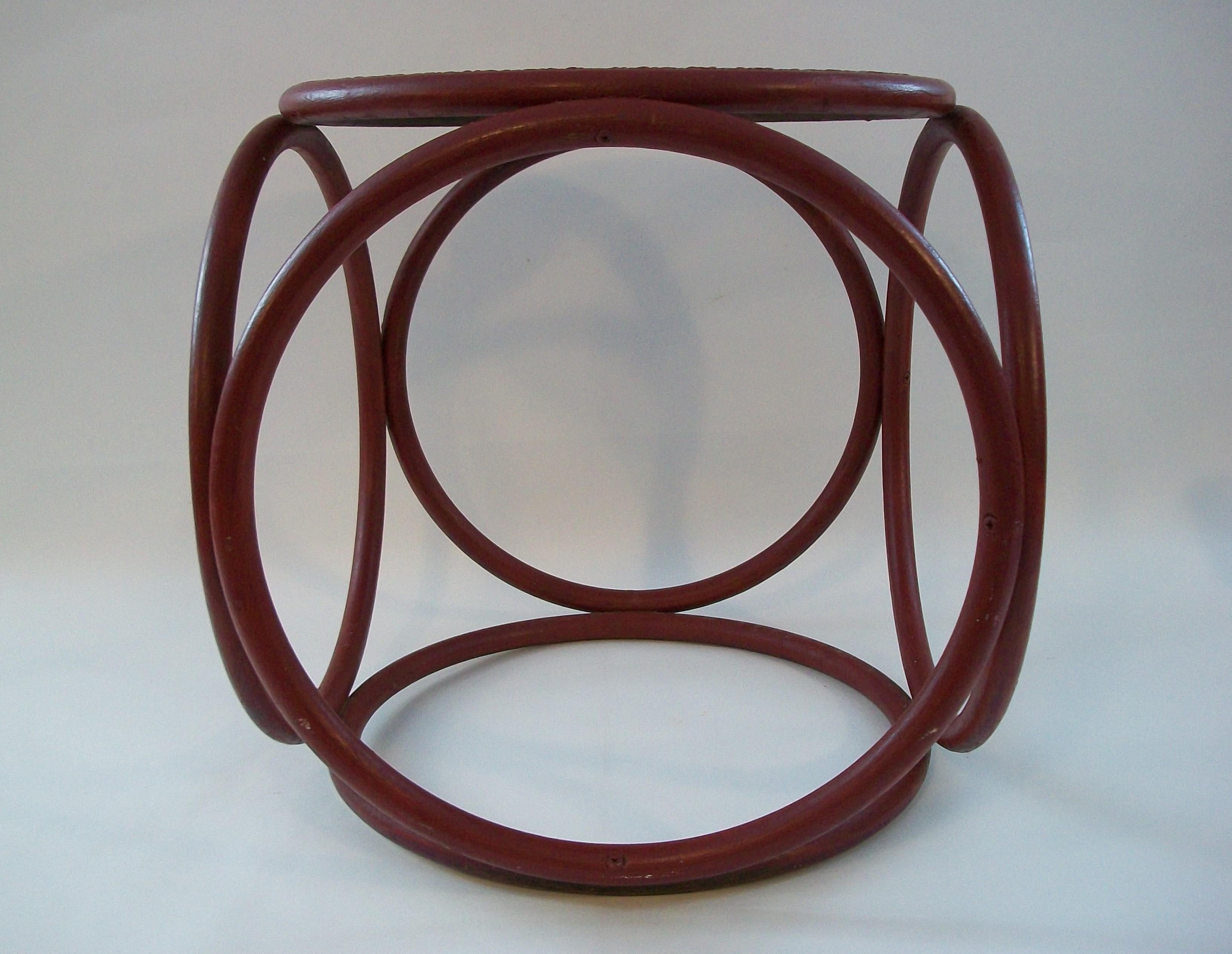 Mid Century Thonet Style Bentwood Hocker / Tisch - Original Cane - Circa 1950's (20. Jahrhundert) im Angebot