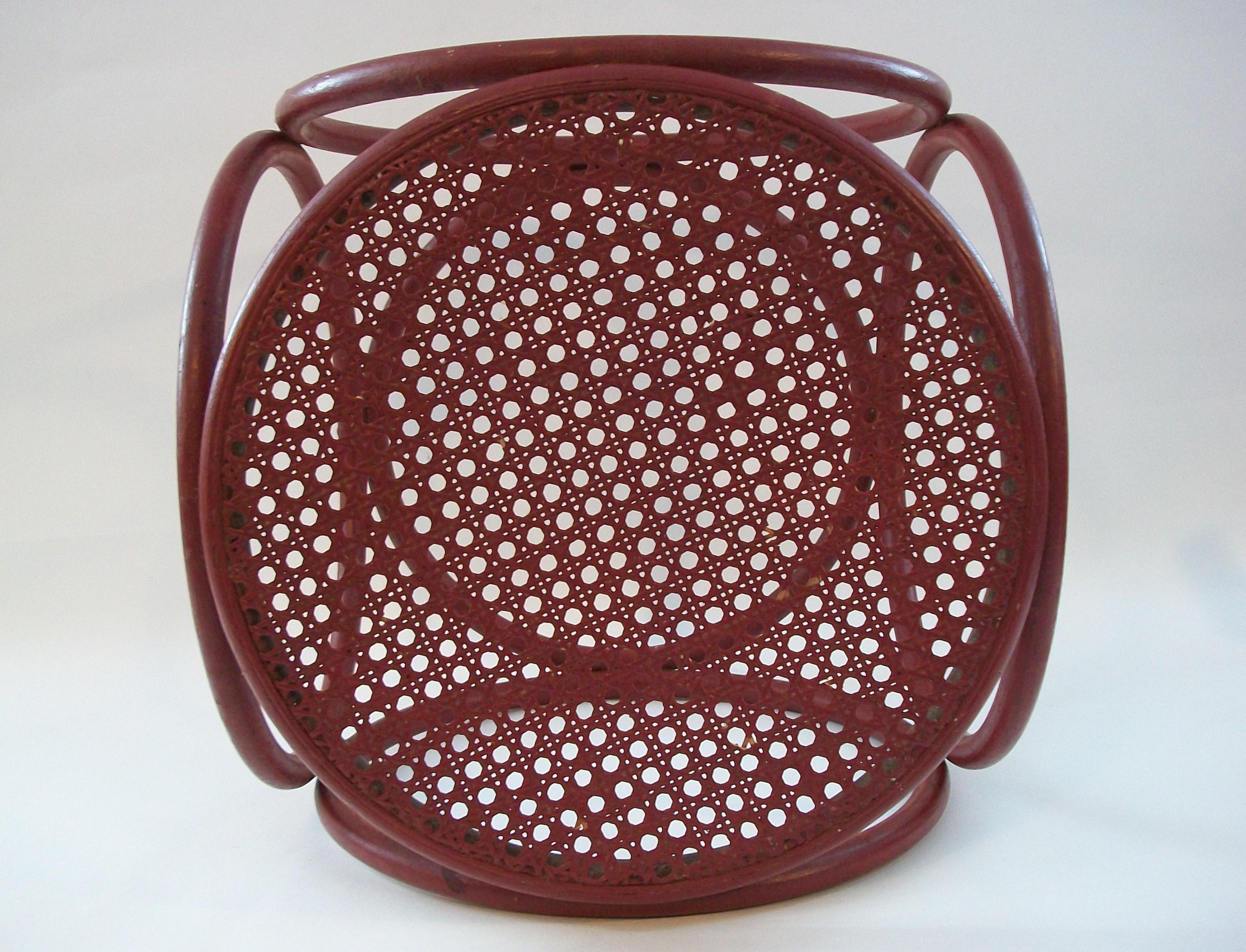 Mid Century Thonet Style Bentwood Hocker / Tisch - Original Cane - Circa 1950's (Gehstock) im Angebot
