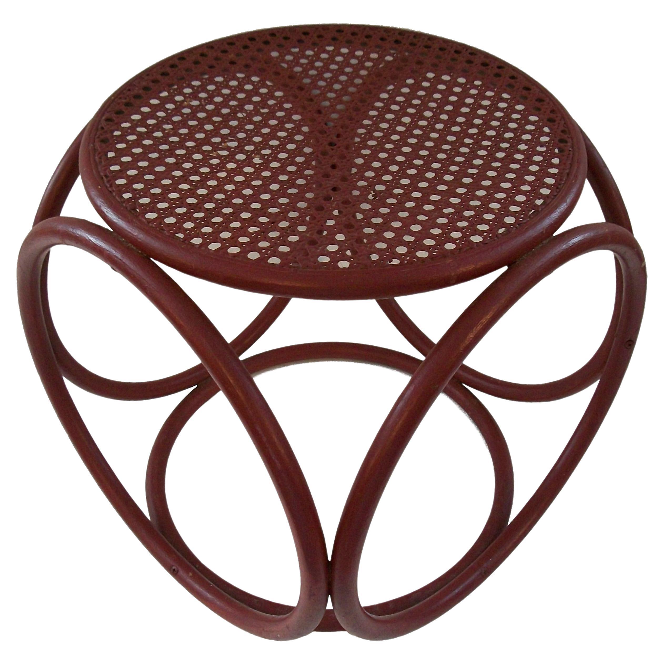 Mid Century Thonet Style Bentwood Hocker / Tisch - Original Cane - Circa 1950's im Angebot