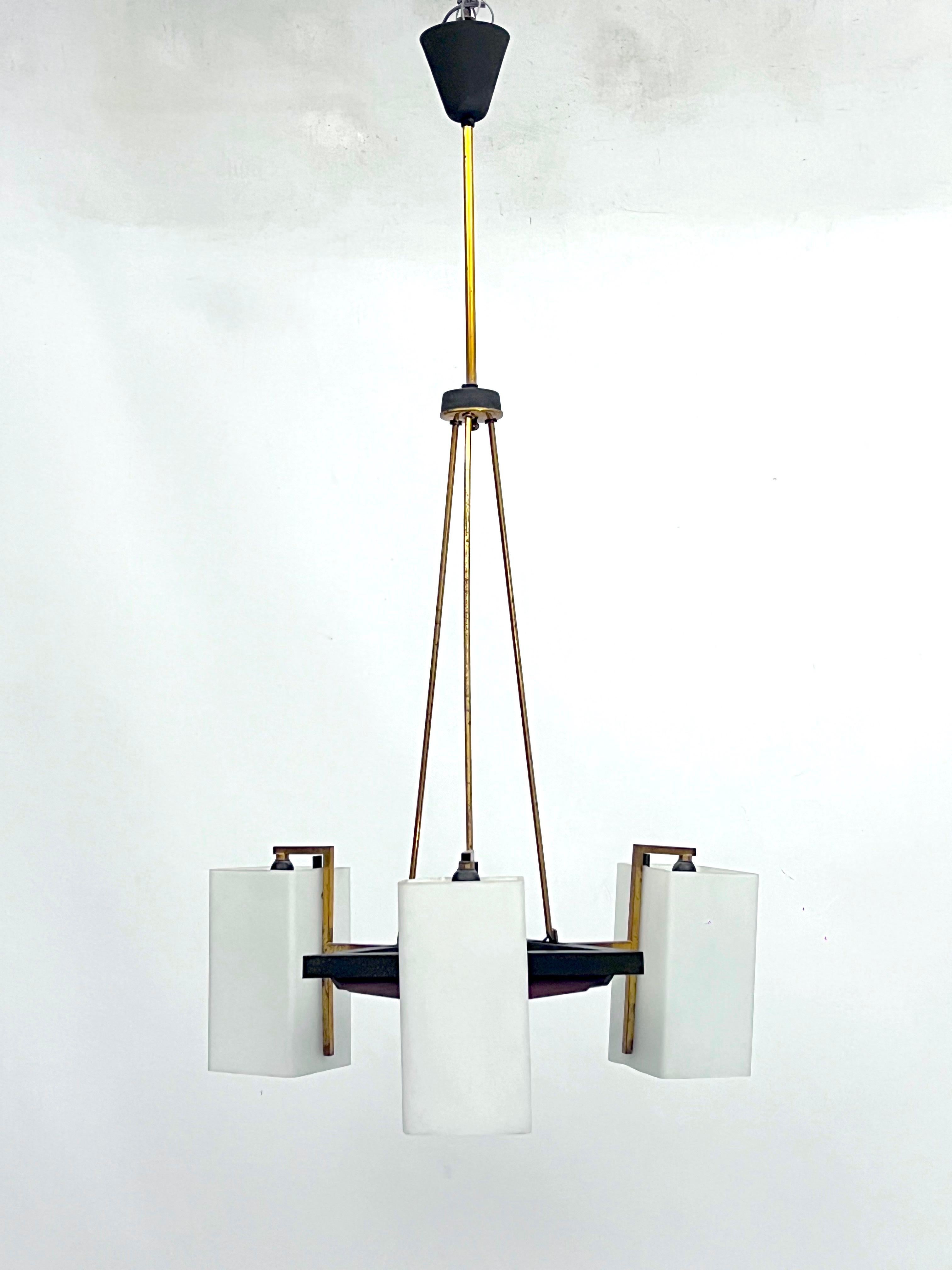 Italian Mid-century three arms chandelier by Stilnovo. Italy 1950s For Sale