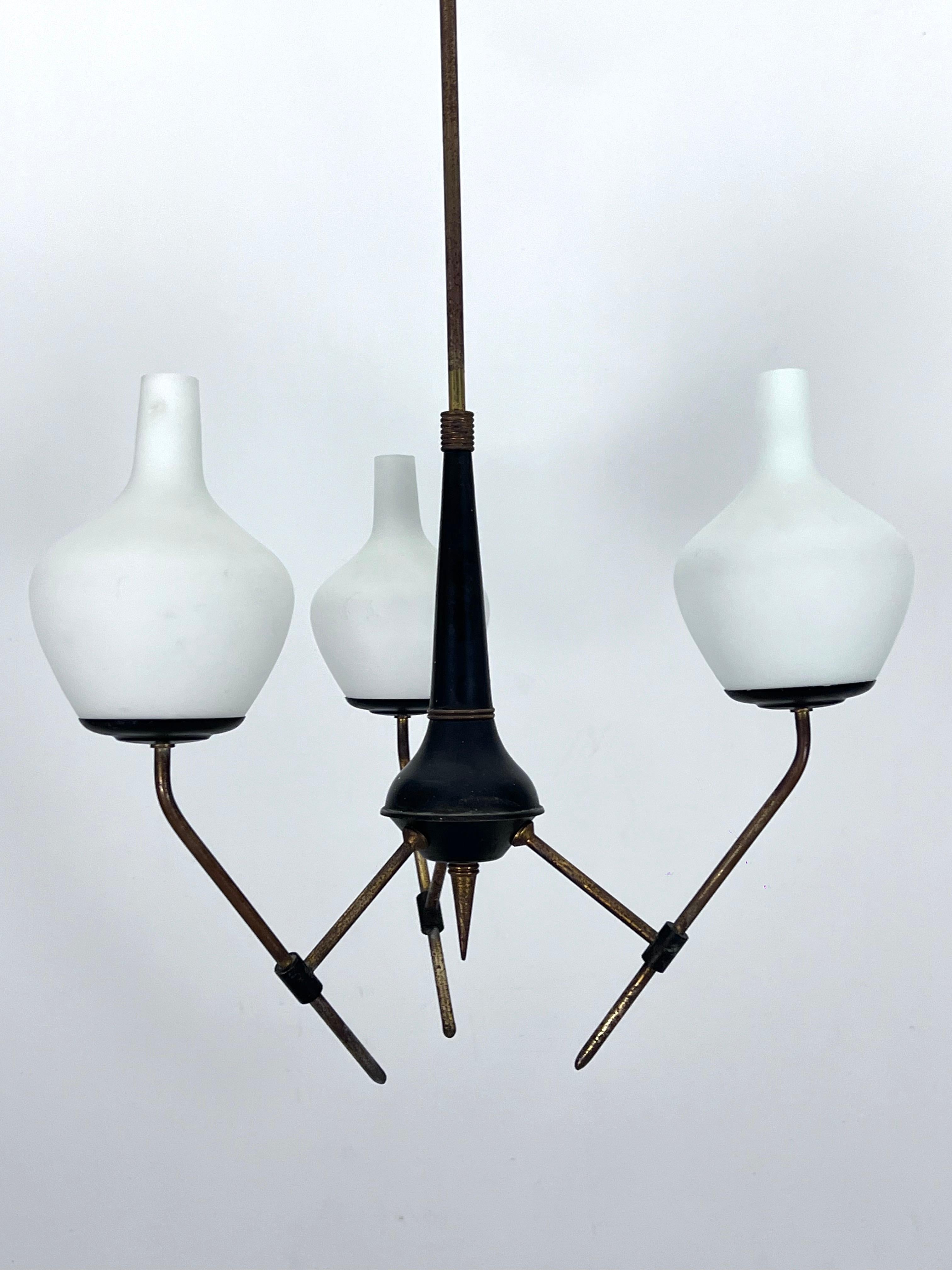 Mid-Century three arms chandelier in Stilnovo manner. Italy 1950s For Sale 6