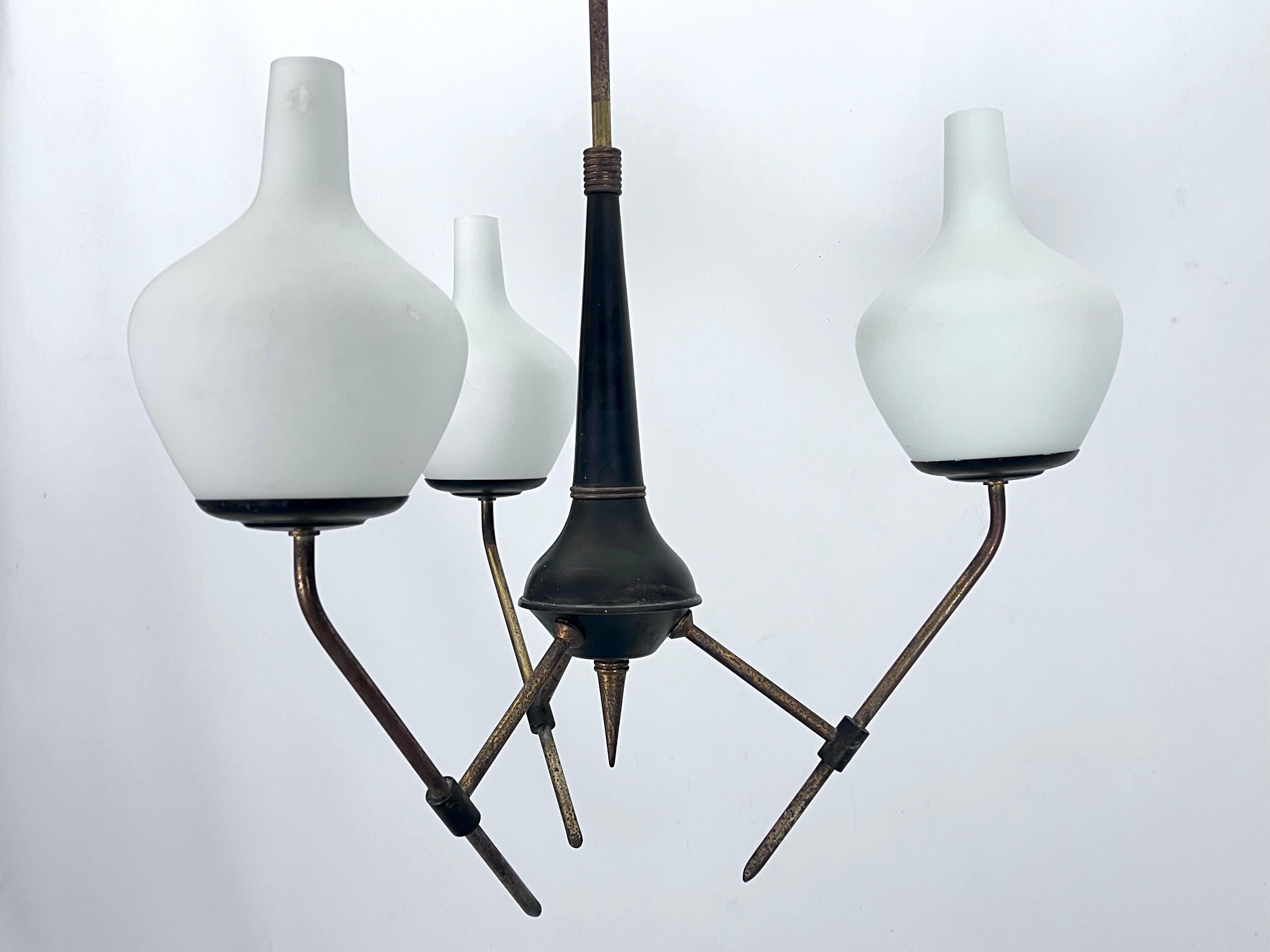 Mid-Century three arms chandelier in Stilnovo manner. Italy 1950s In Good Condition For Sale In Catania, CT