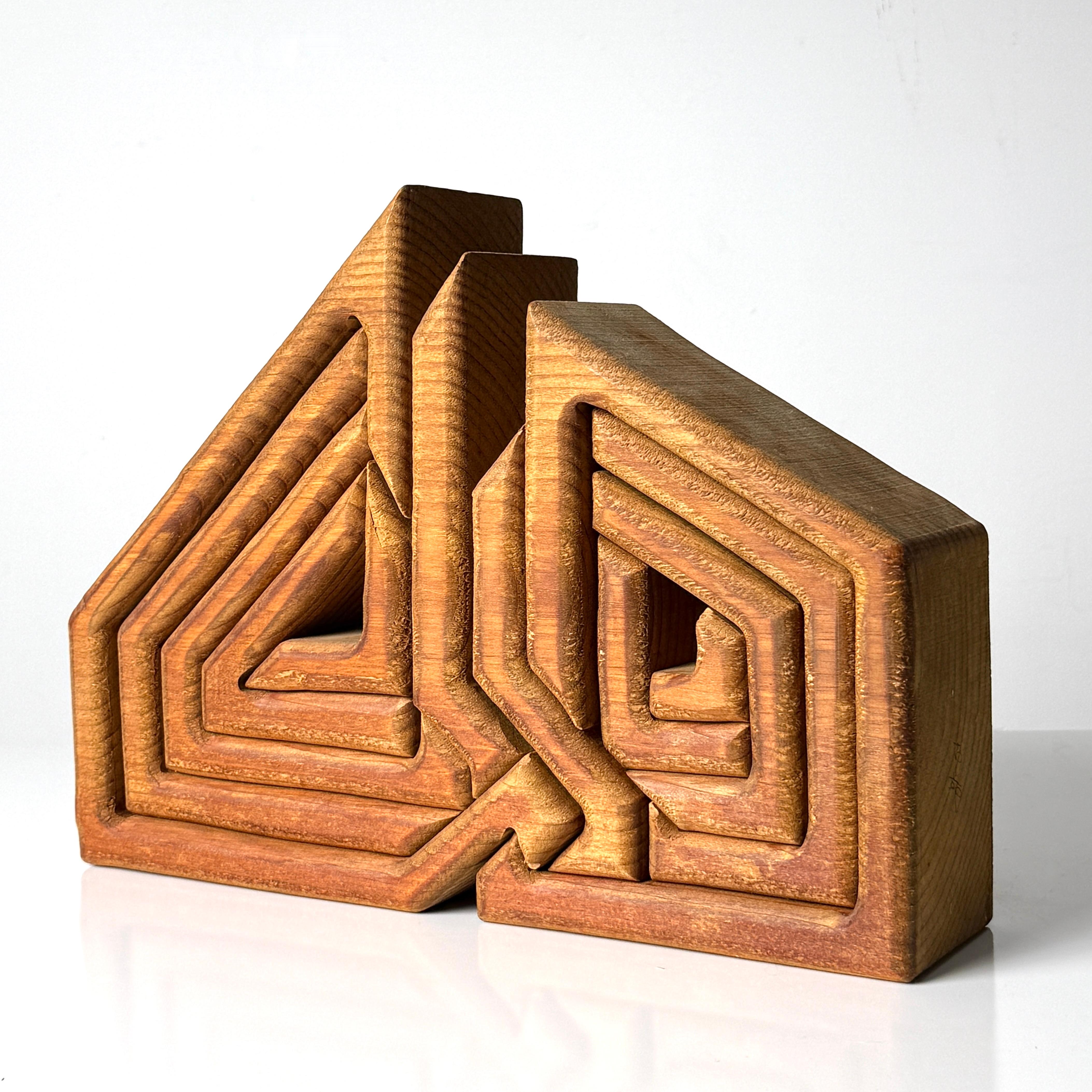 Geometrische abstrakte Puzzle-Skulptur, signiert vom Künstler und datiert 1979

Architektonische Komposition aus ineinandergreifenden geometrischen Teilen, die zusammengesetzt ein labyrinthartiges Muster ergeben
Aus massivem Kiefernholz geschnitzt,