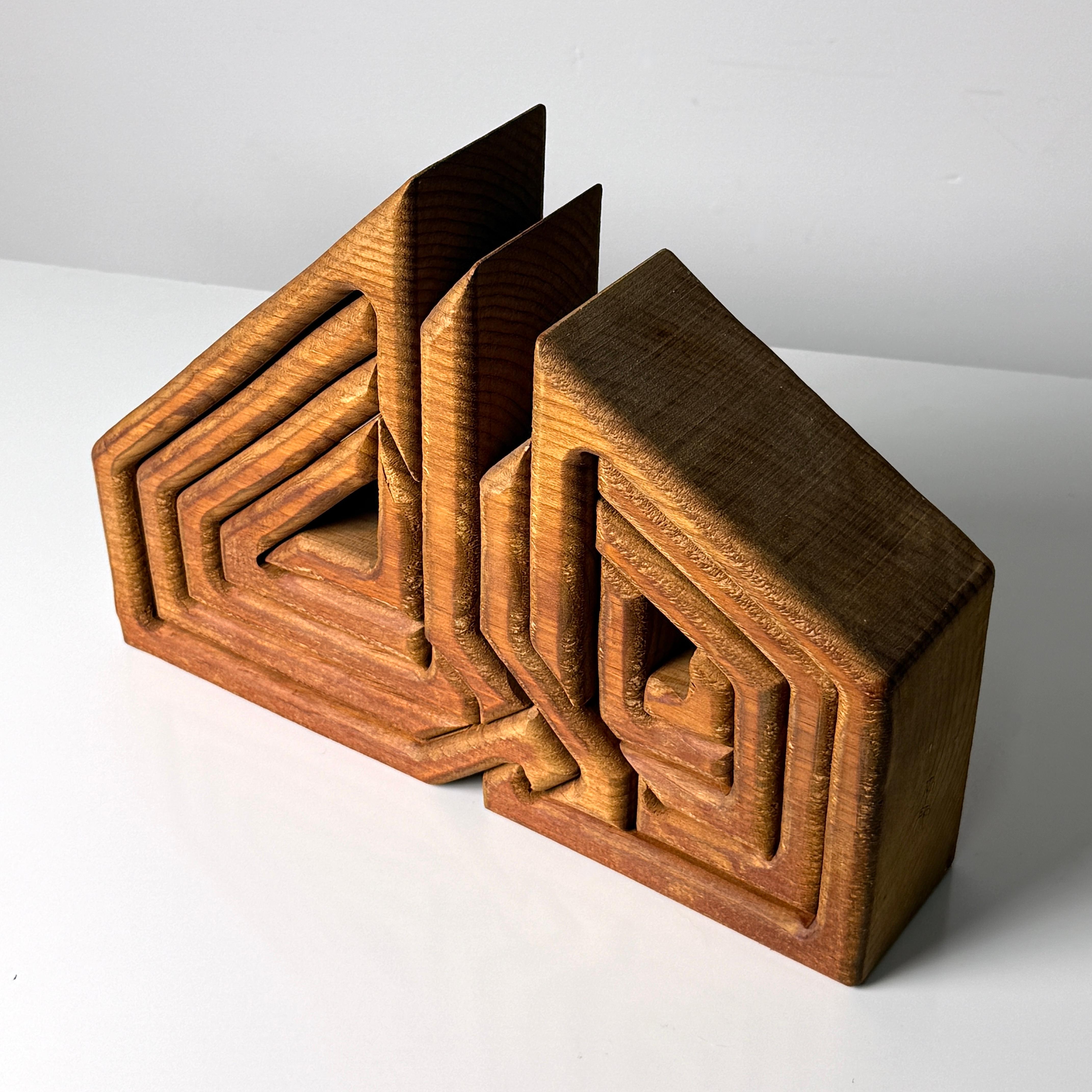 Mid Century Dreidimensionale Geometrische Holzpuzzle Skulptur Künstler signiert 1979 (Moderne der Mitte des Jahrhunderts) im Angebot