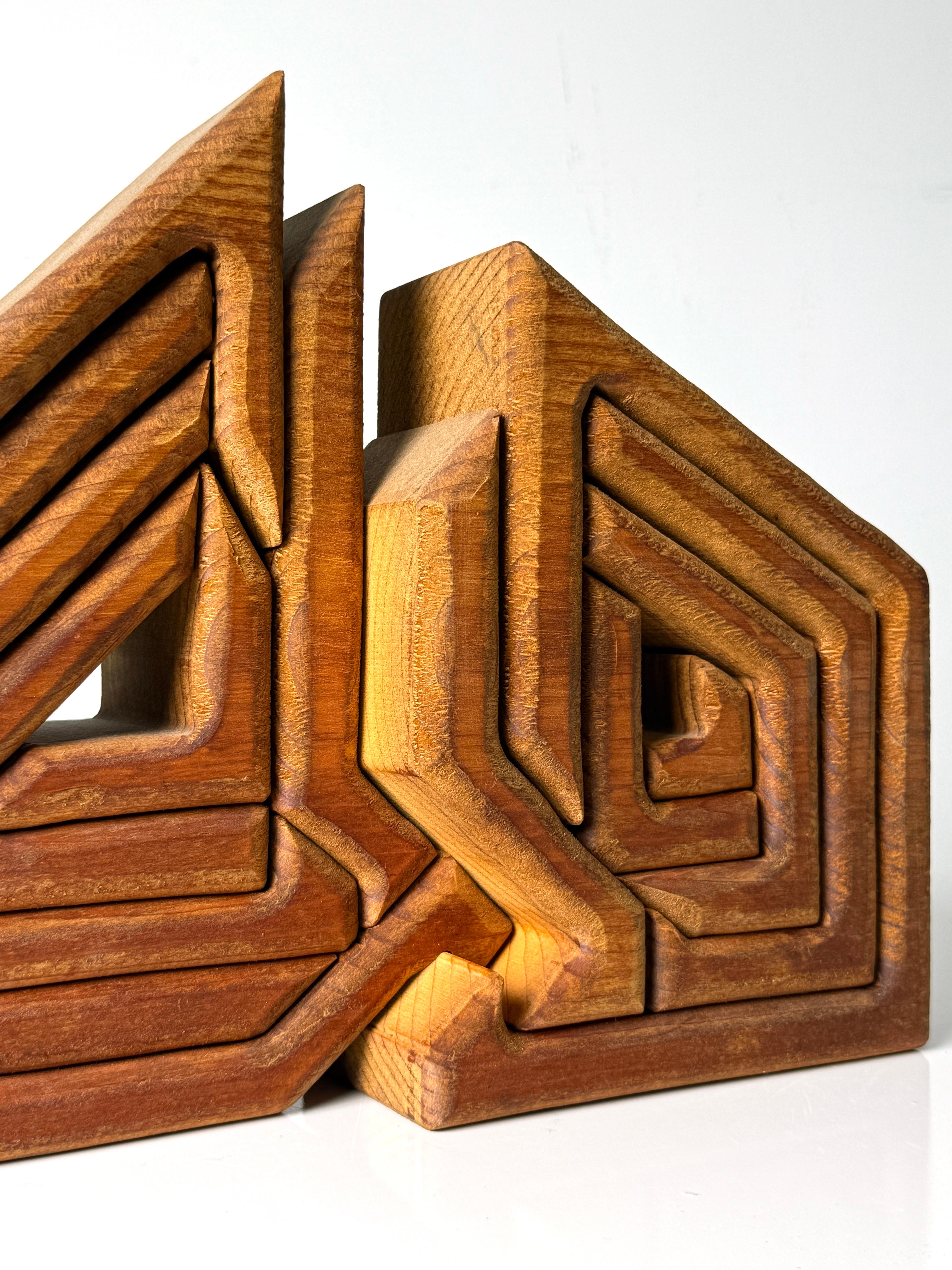 Mid Century Dreidimensionale Geometrische Holzpuzzle Skulptur Künstler signiert 1979 im Zustand „Gut“ im Angebot in Troy, MI