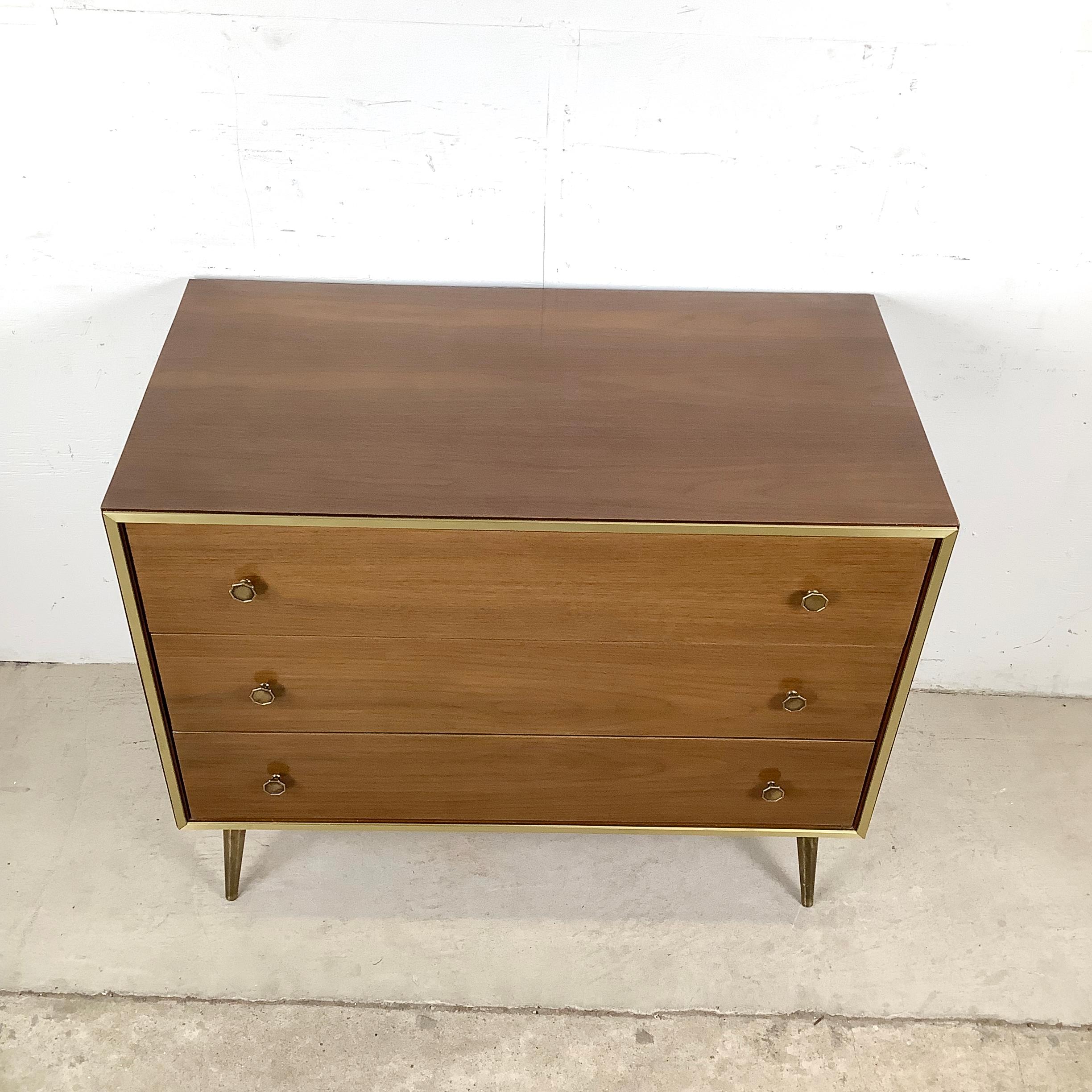 Mid-Century moderno Comò a tre cassetti di metà secolo con gambe in ottone in vendita
