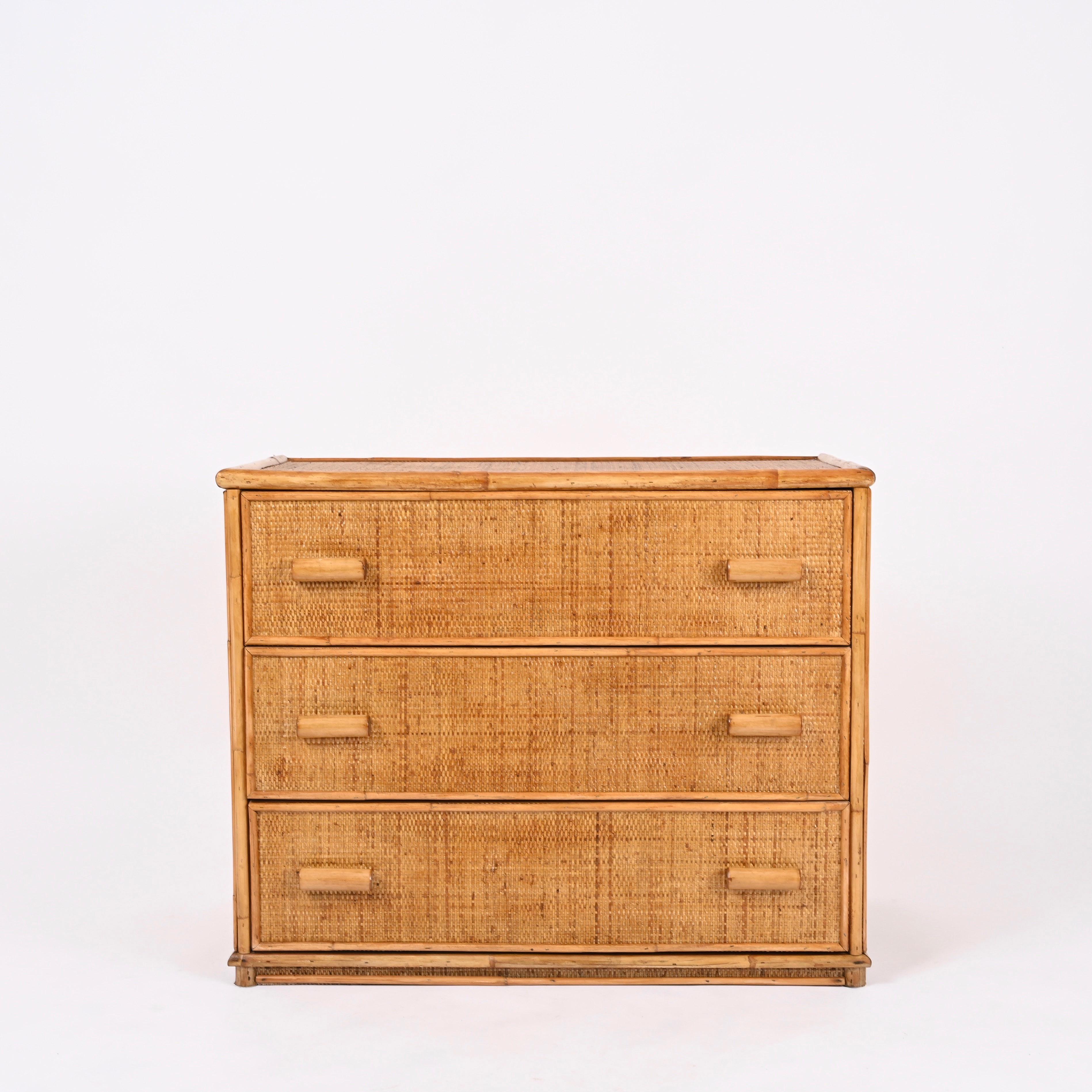 Stunning mid-century French Riviera chest of drawers fully made in rattan and bamboo. This lovely item was produced in Italy during the 1970s.

This striking three-drawer chest has a rectangular structure made in sturdy bamboo, the rest of the