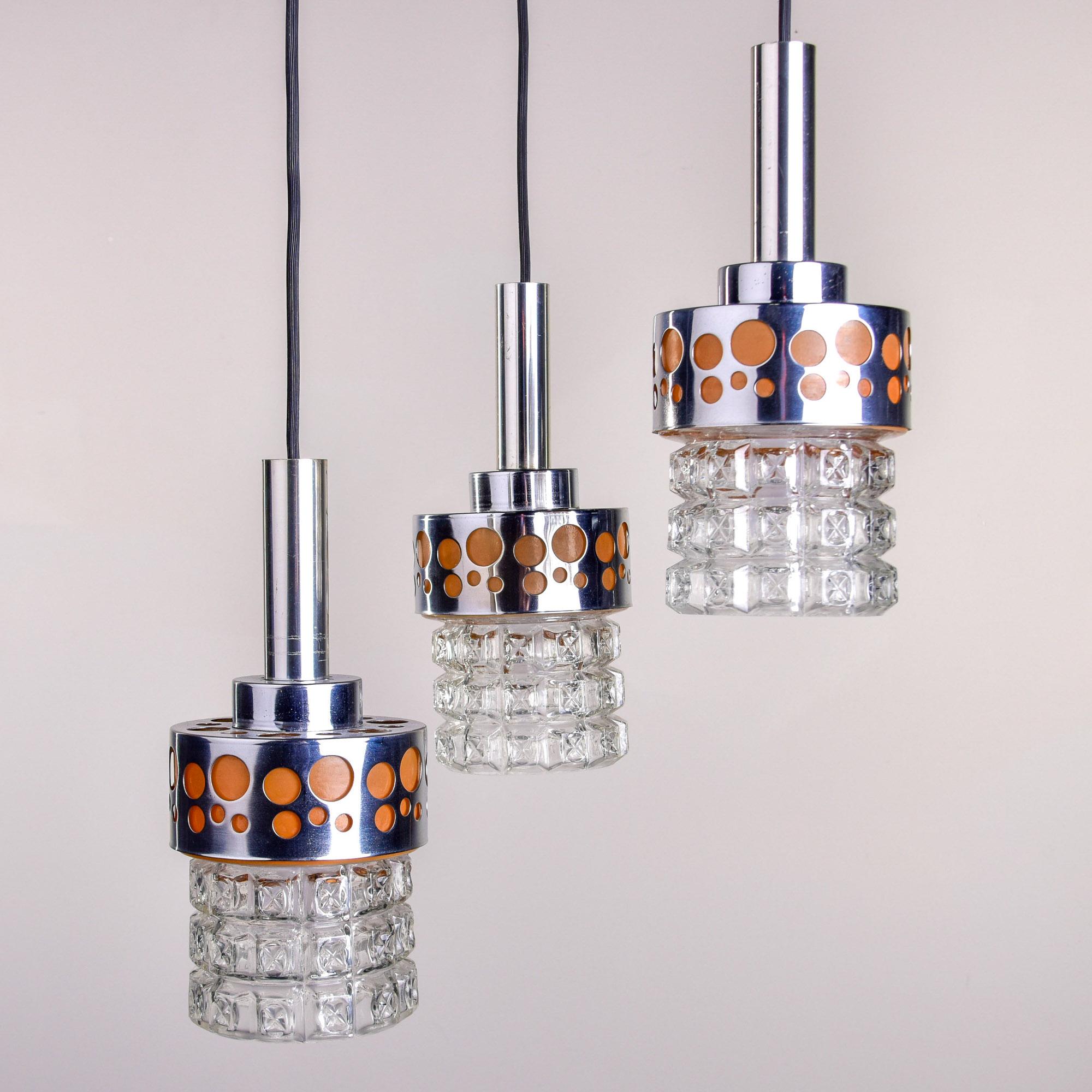 Mid-Century moderno Apparecchio a tre luci di metà secolo con paralumi in cromo e vetro testurizzato in vendita