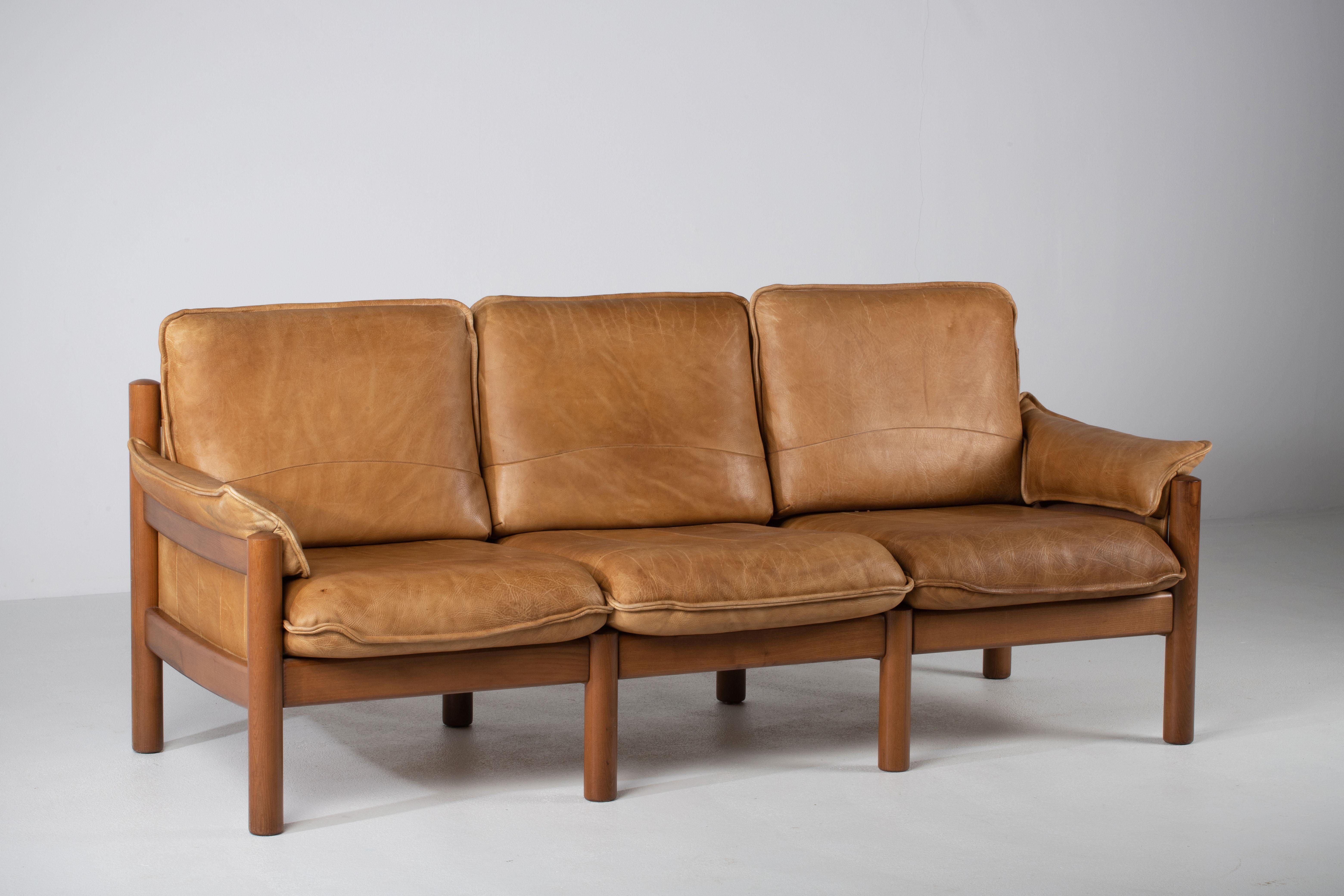 Dieses Dreisitzer-Sofa aus der Mitte des Jahrhunderts ist eine Komposition aus ruhiger Sicherheit, skulpturaler Zurückhaltung und elementarer Materialität. Jahrhunderts realisiert wurde, definiert sich seine Präsenz nicht durch Ornamente, sondern