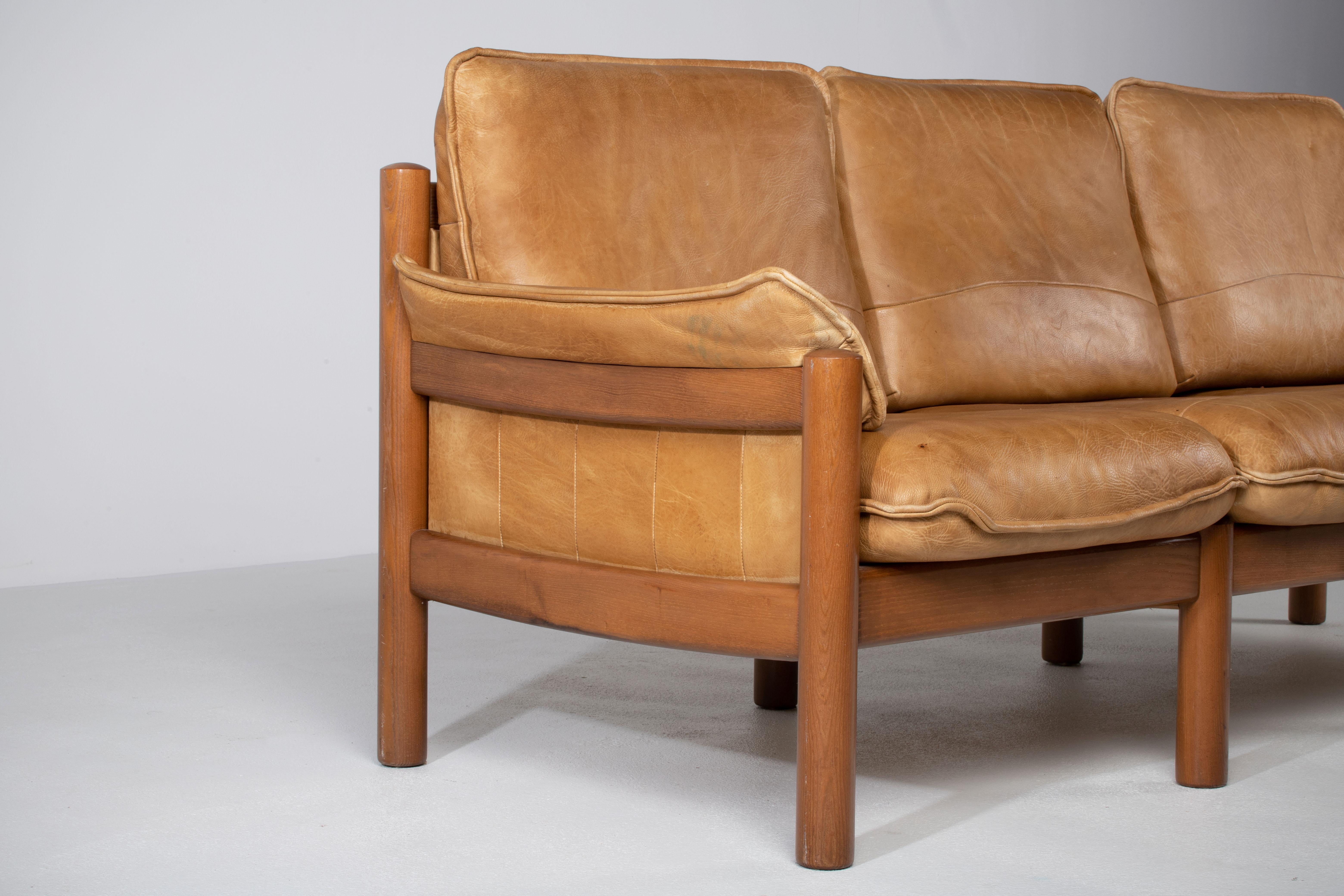 Dreisitziges Ledersofa aus der Mitte des Jahrhunderts in der Art von Pierre Chapo im Zustand „Gut“ im Angebot in Kaštel Sućurac, Splitsko-dalmatinska županija