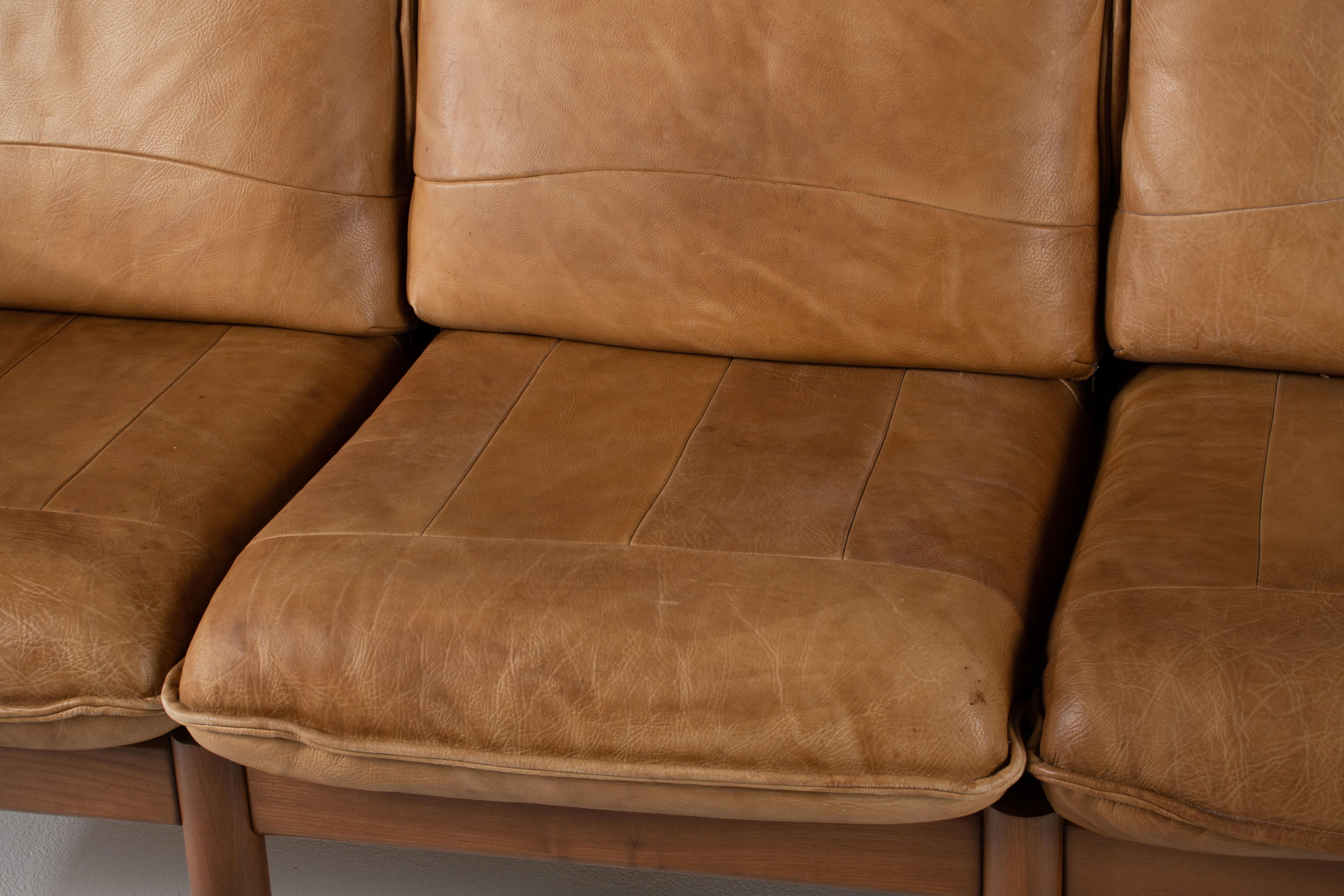 Dreisitziges Ledersofa aus der Mitte des Jahrhunderts in der Art von Pierre Chapo (Mitte des 20. Jahrhunderts) im Angebot
