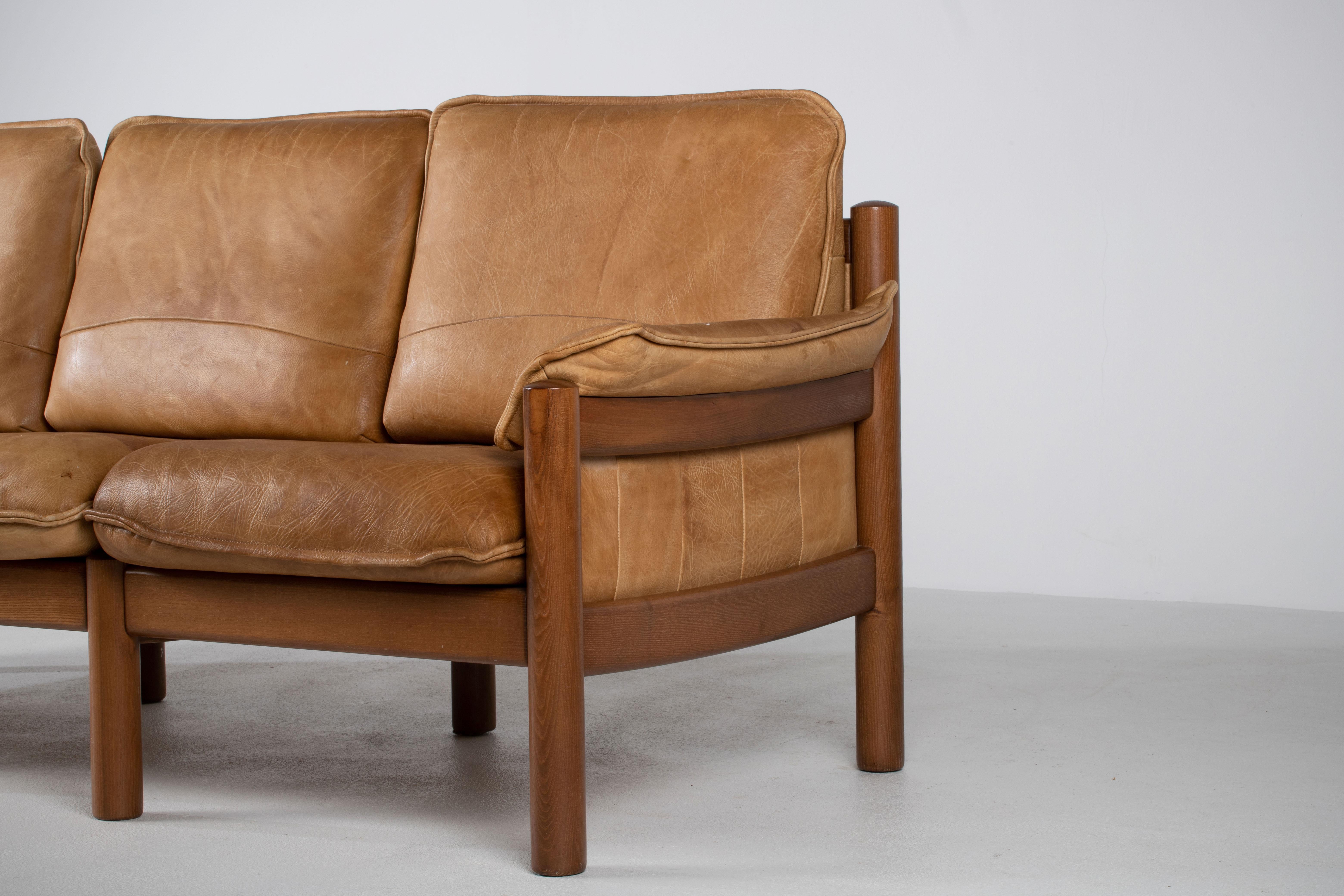 Dreisitziges Ledersofa aus der Mitte des Jahrhunderts in der Art von Pierre Chapo im Angebot 1