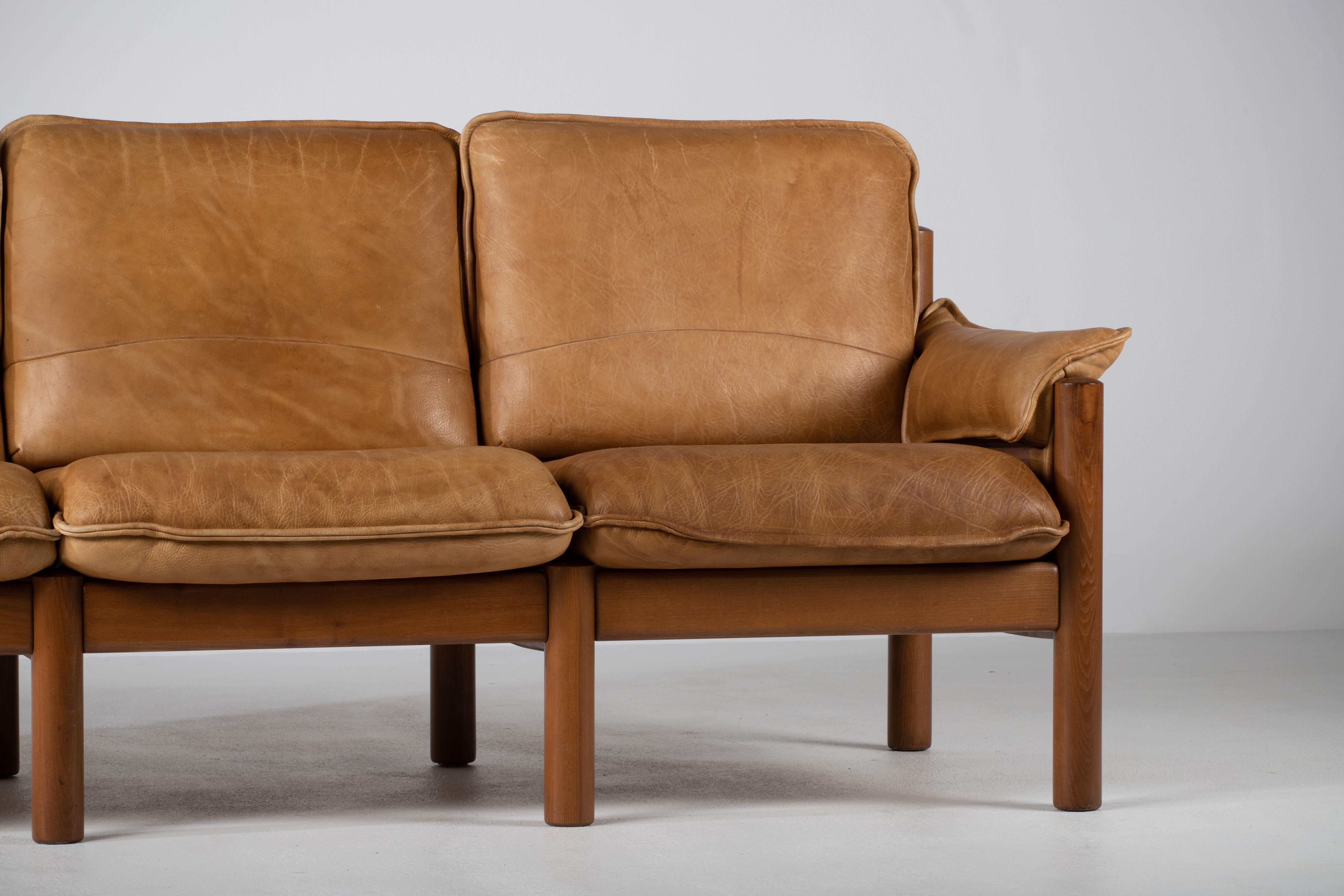 Dreisitziges Ledersofa aus der Mitte des Jahrhunderts in der Art von Pierre Chapo im Angebot 2