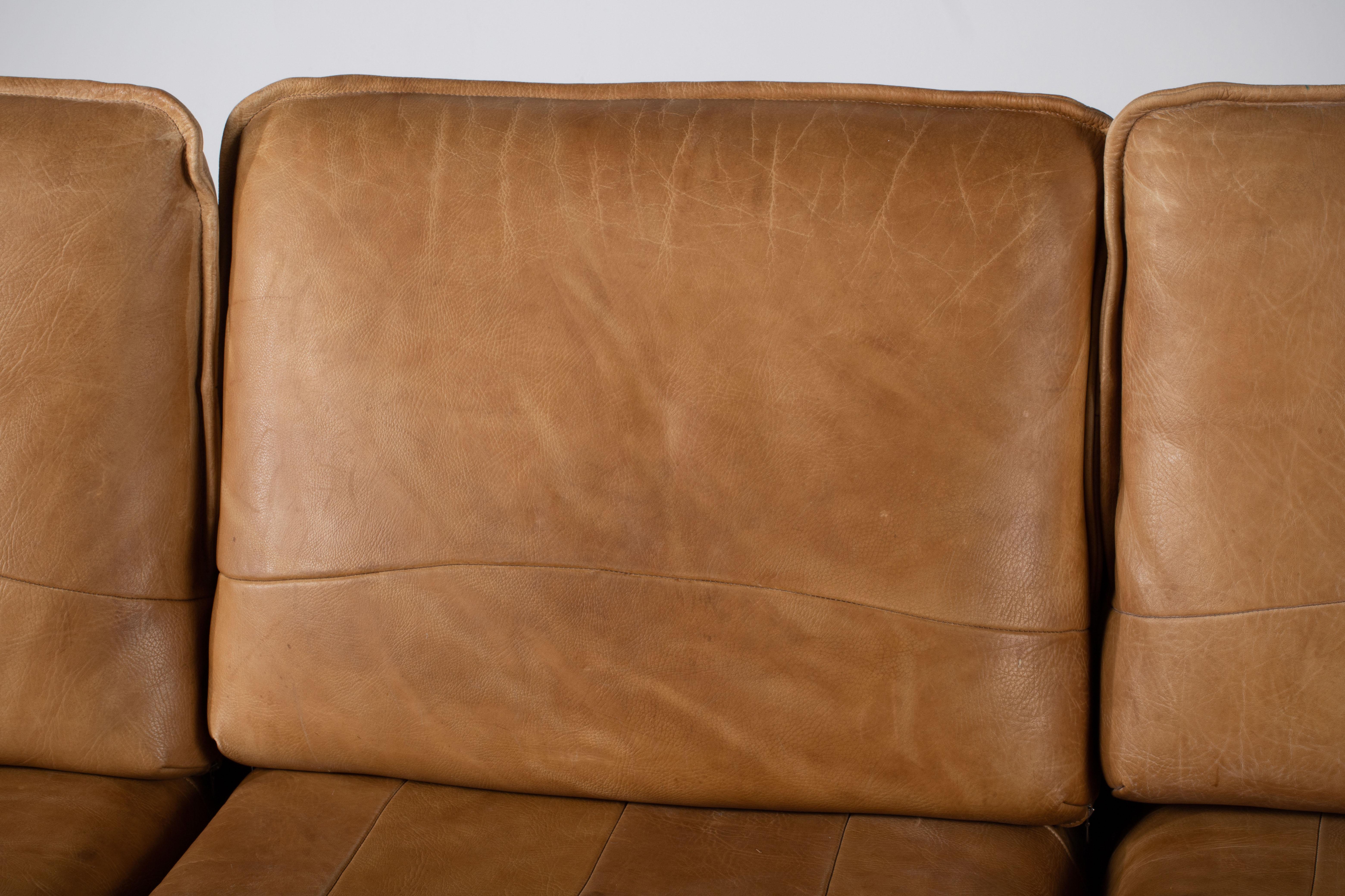Dreisitziges Ledersofa aus der Mitte des Jahrhunderts in der Art von Pierre Chapo im Angebot 4