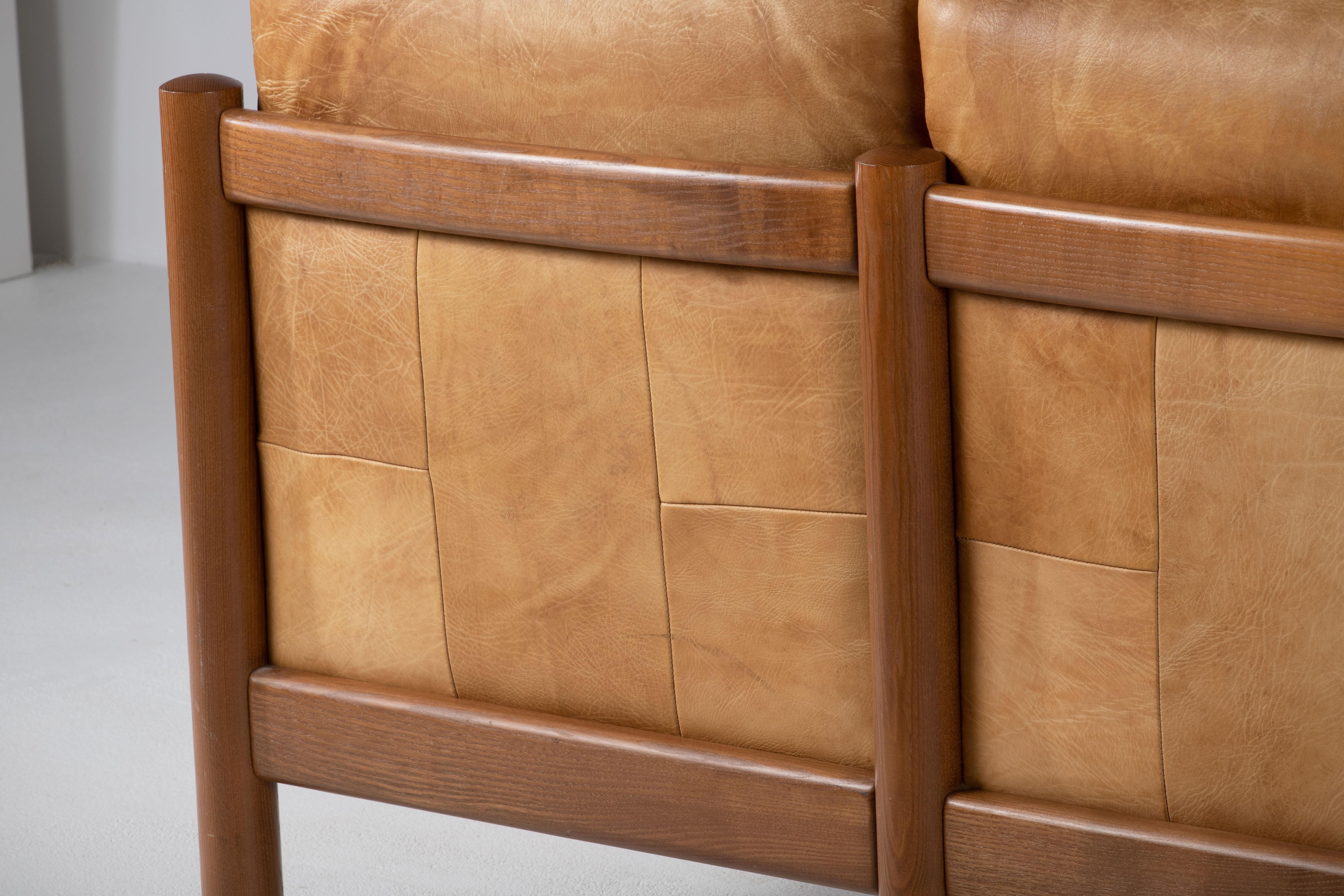 Dreisitziges Ledersofa aus der Mitte des Jahrhunderts in der Art von Pierre Chapo im Angebot 6