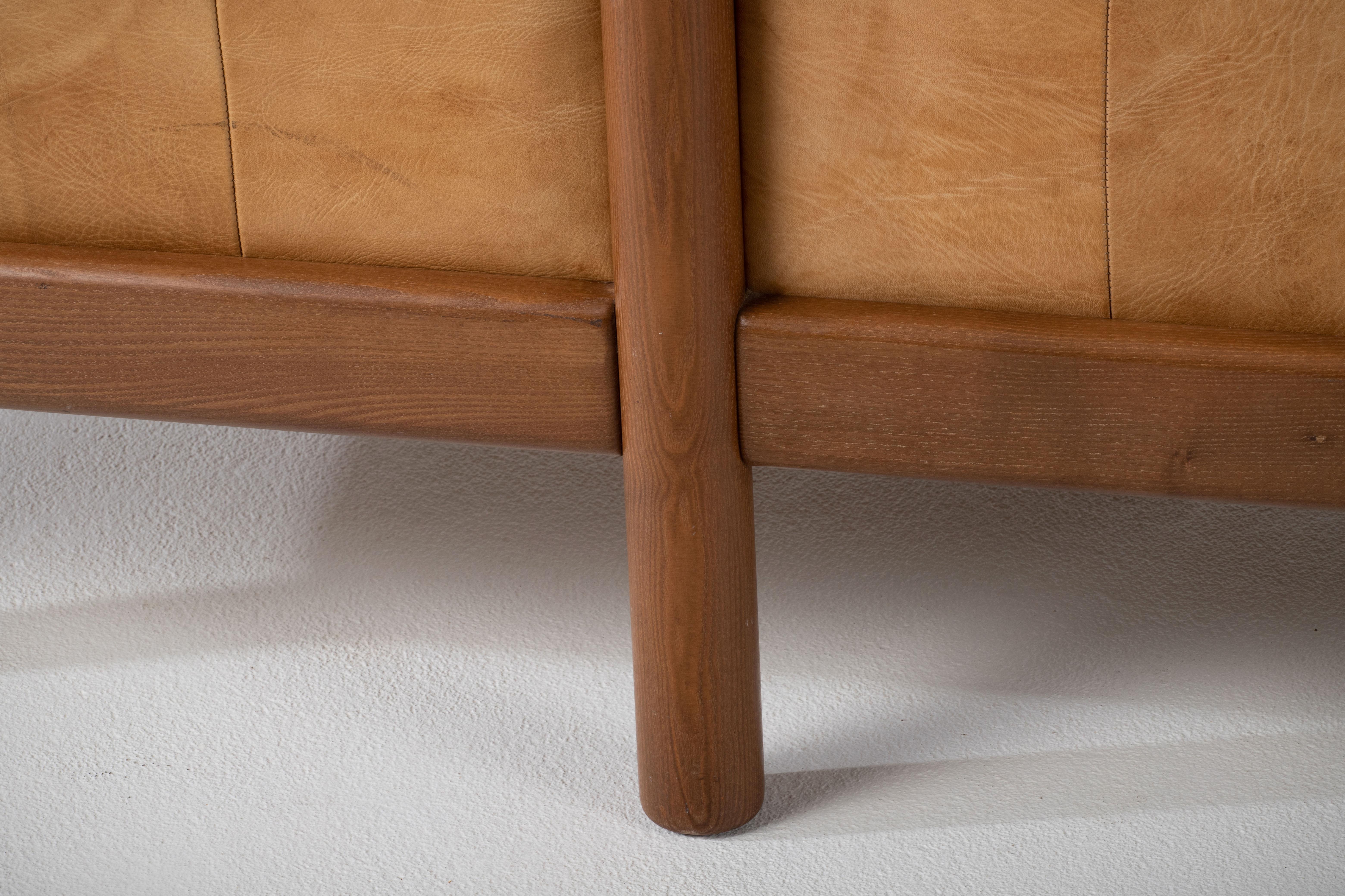 Dreisitziges Ledersofa aus der Mitte des Jahrhunderts in der Art von Pierre Chapo im Angebot 8