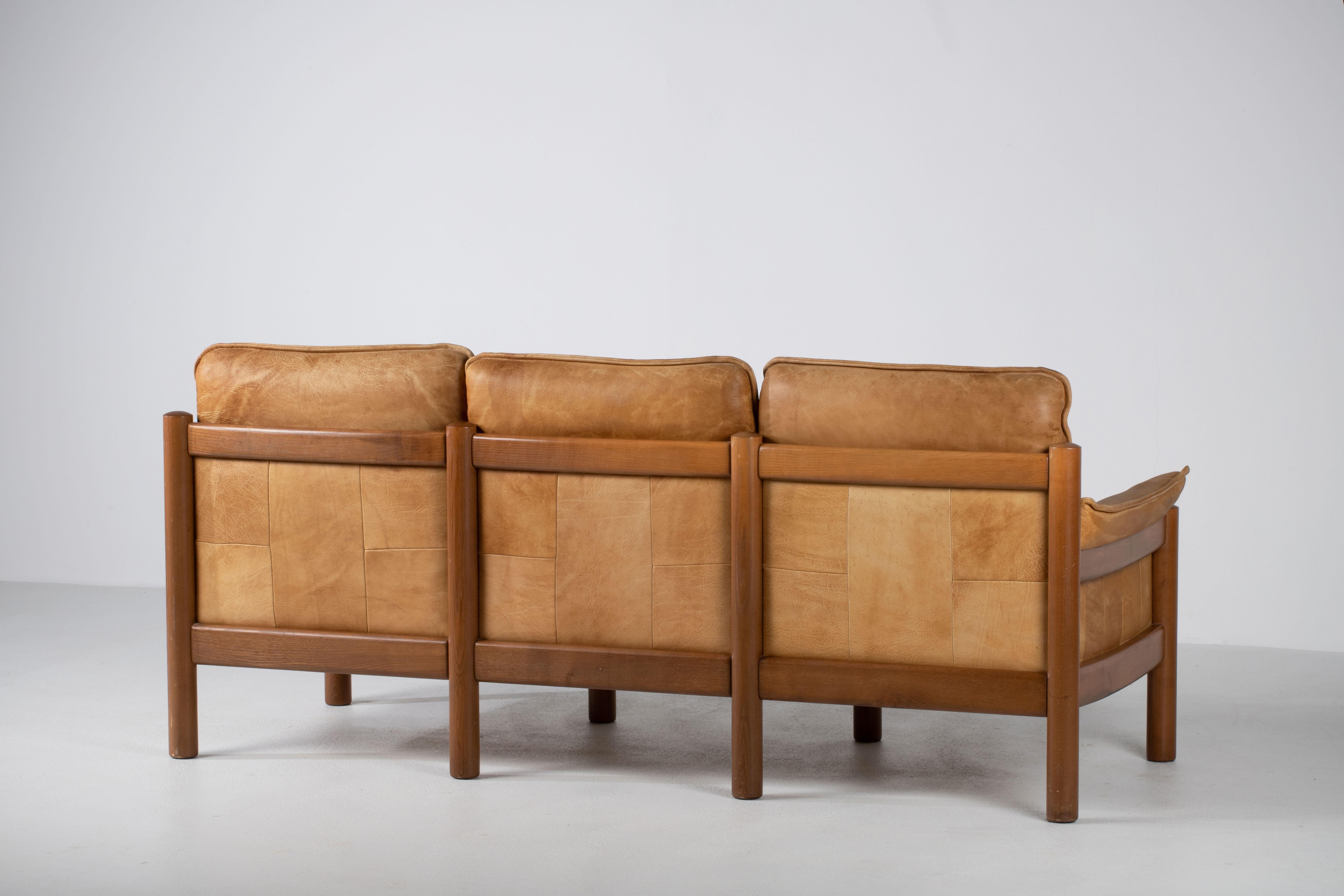 Dreisitziges Ledersofa aus der Mitte des Jahrhunderts in der Art von Pierre Chapo im Angebot 9