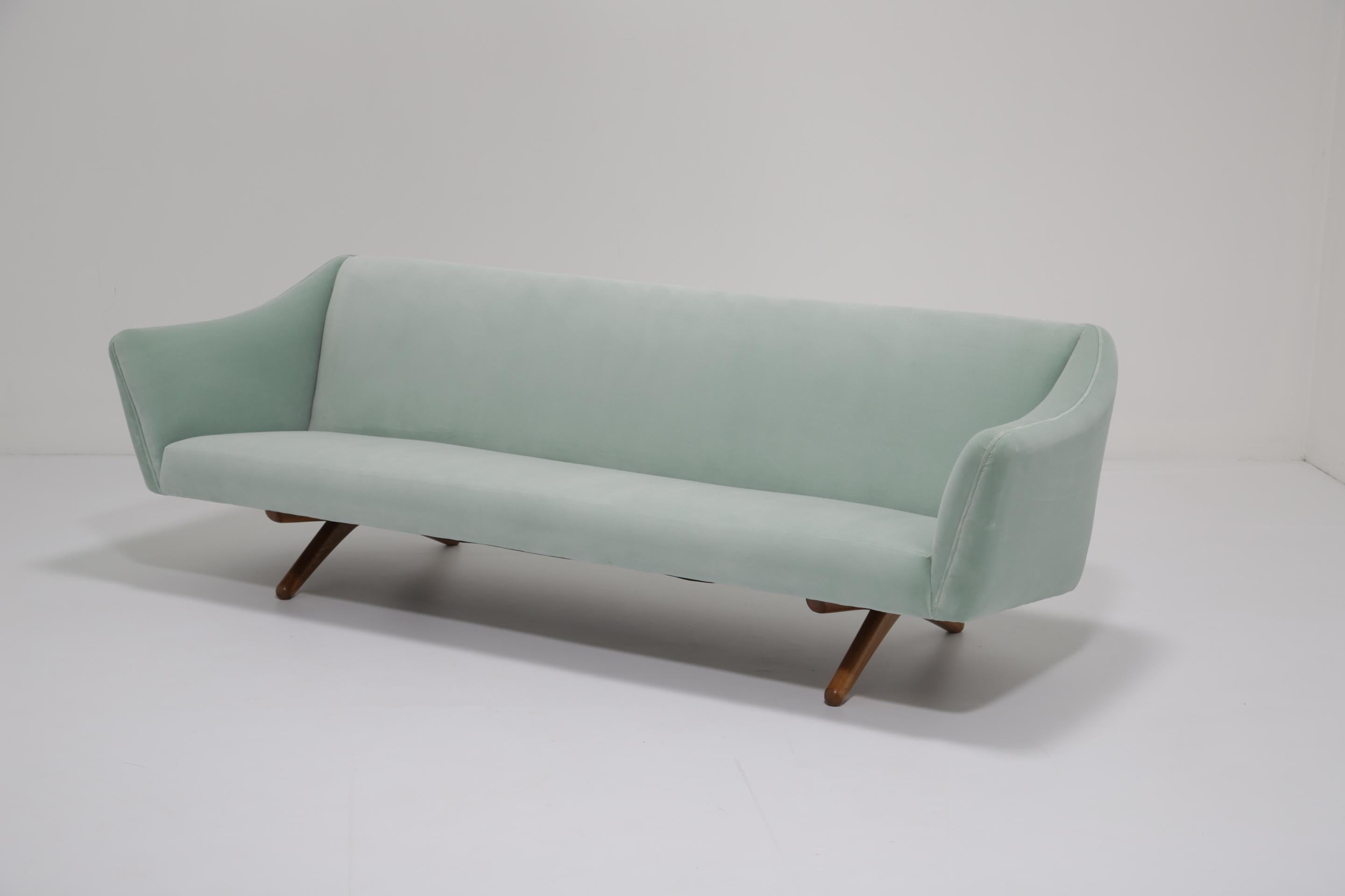 Un original sofá Illum Wikkelsø ML-140 de tres plazas, recién retapizado en un suave terciopelo azul claro, que combina el encanto vintage con el estilo contemporáneo. Diseñado por el emblemático fabricante danés Illum Wikkelsø y producido por A.