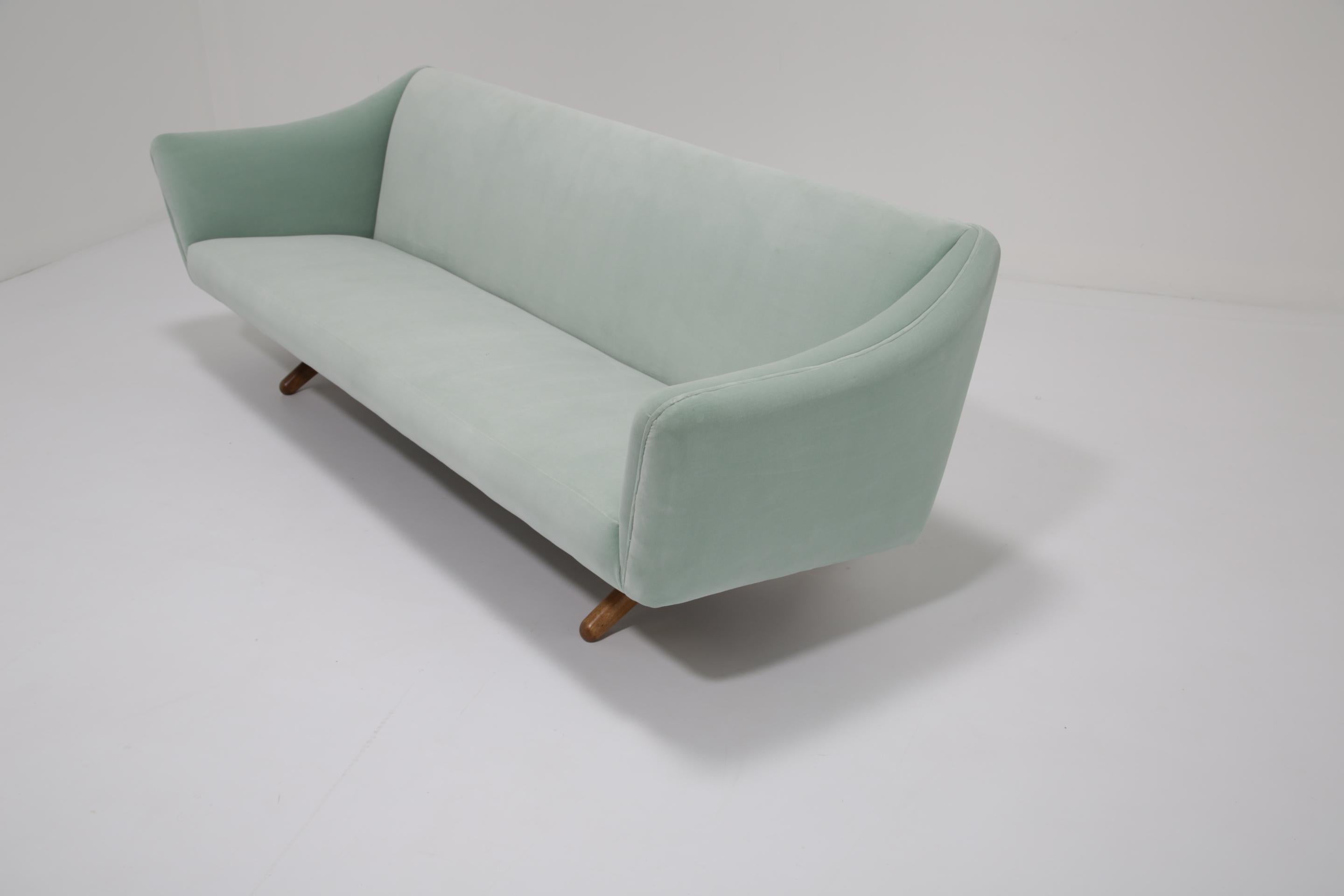 Sofá de tres plazas de mediados de siglo Modelo ML-140 de Illum Wikkelsø para Laursen, década de 1960. en Bueno estado para la venta en Dublin 8, IE